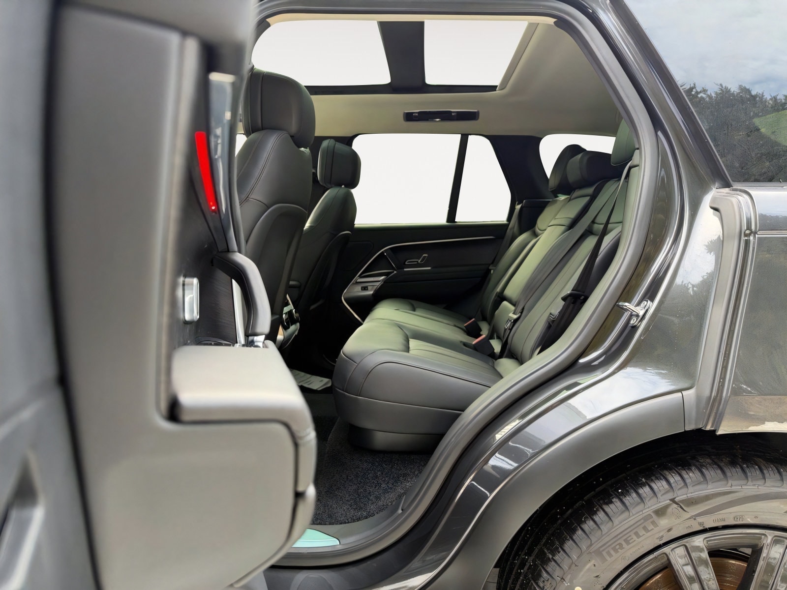 2026 Land Rover Range Rover SE - Photo 12