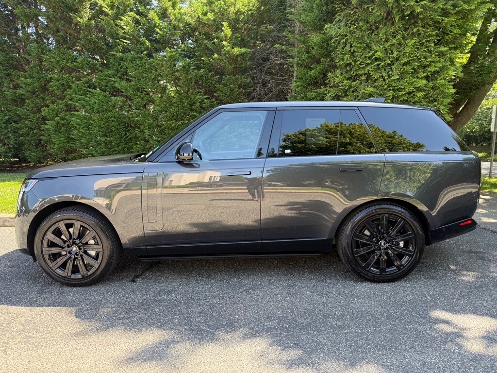 2025 Land Rover Range Rover SE photo 2