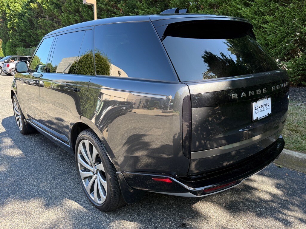 2023 Land Rover Range Rover SE photo 3