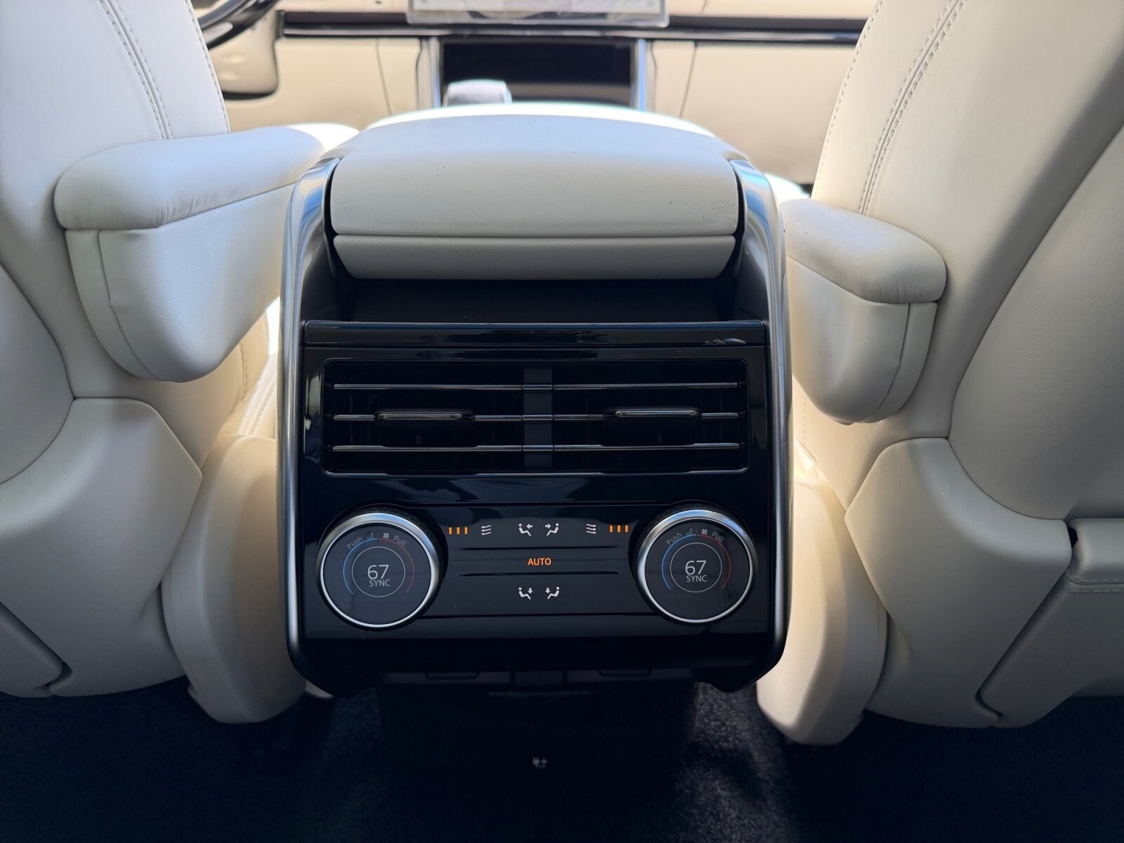 2026 Land Rover Range Rover SE - Photo 18