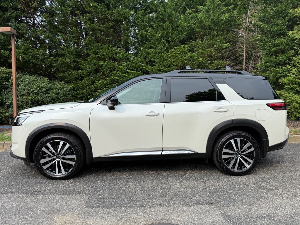 2024 Nissan Pathfinder Platinum photo 2