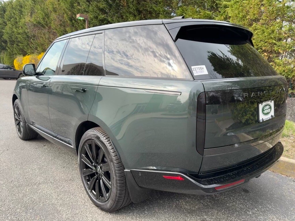 2025 Land Rover Range Rover SE photo 3