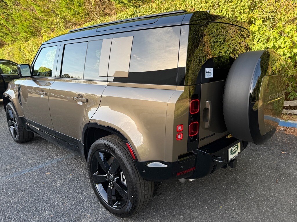 2025 Land Rover Defender 110 X-Dynamic SE photo 2