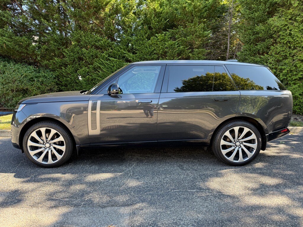 2023 Land Rover Range Rover SE photo 2
