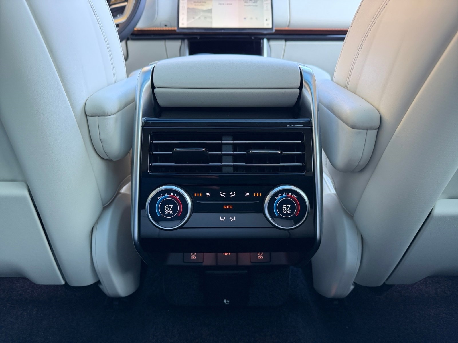 2026 Land Rover Range Rover SE - Photo 18