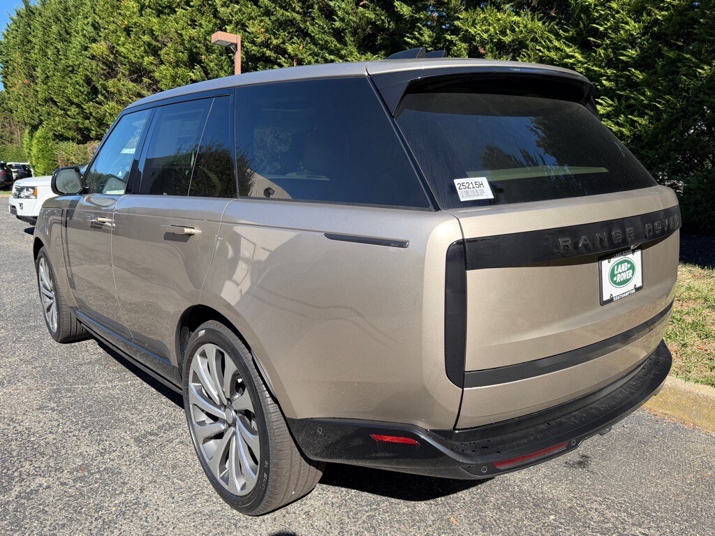 2025 Land Rover Range Rover SE photo 3