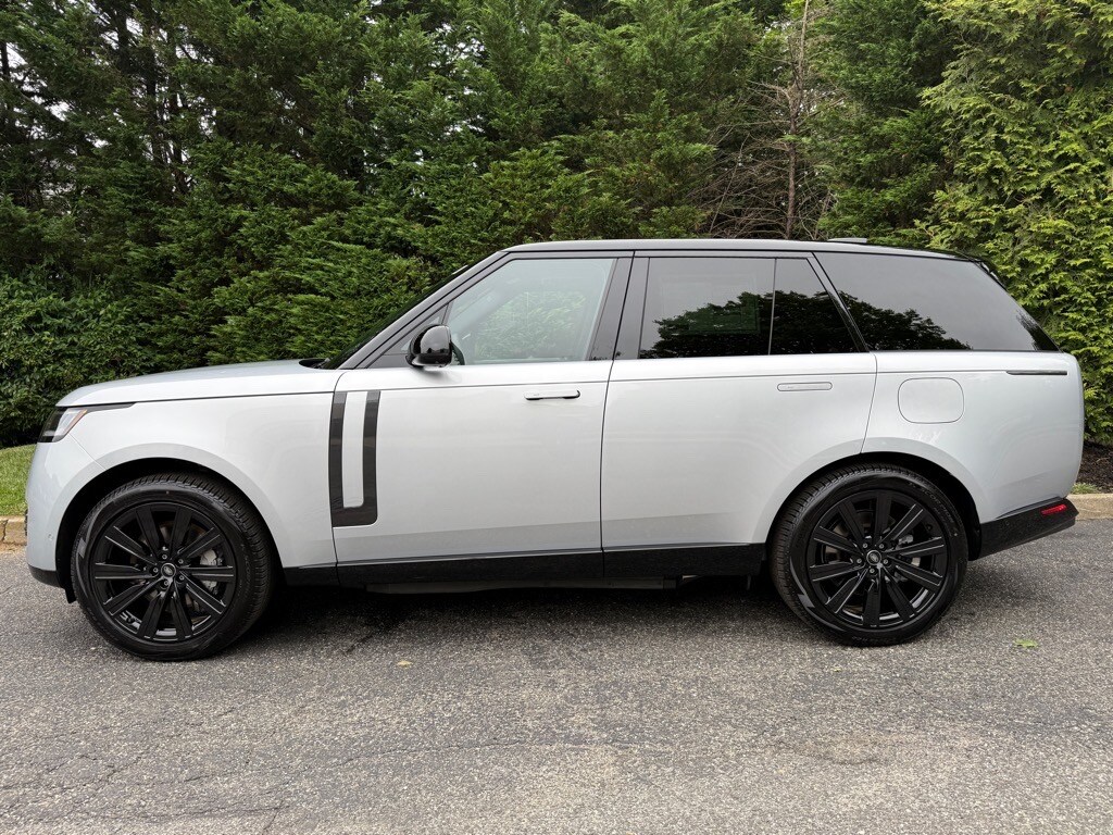2025 Land Rover Range Rover SE photo 2