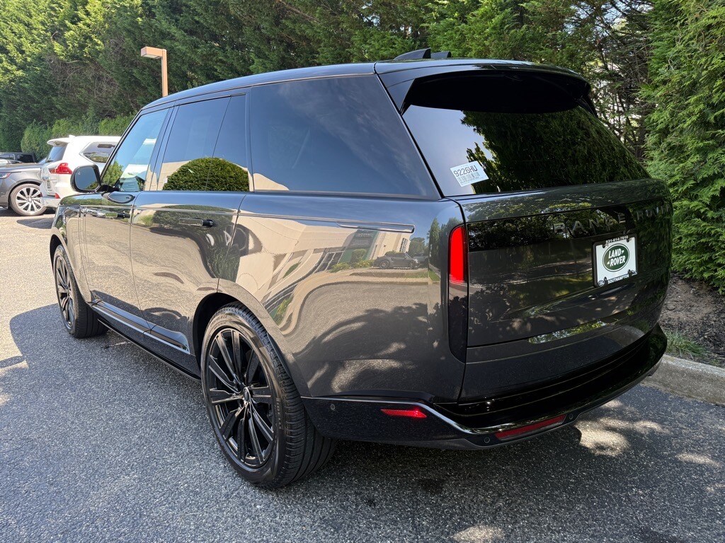 2025 Land Rover Range Rover SE photo 3