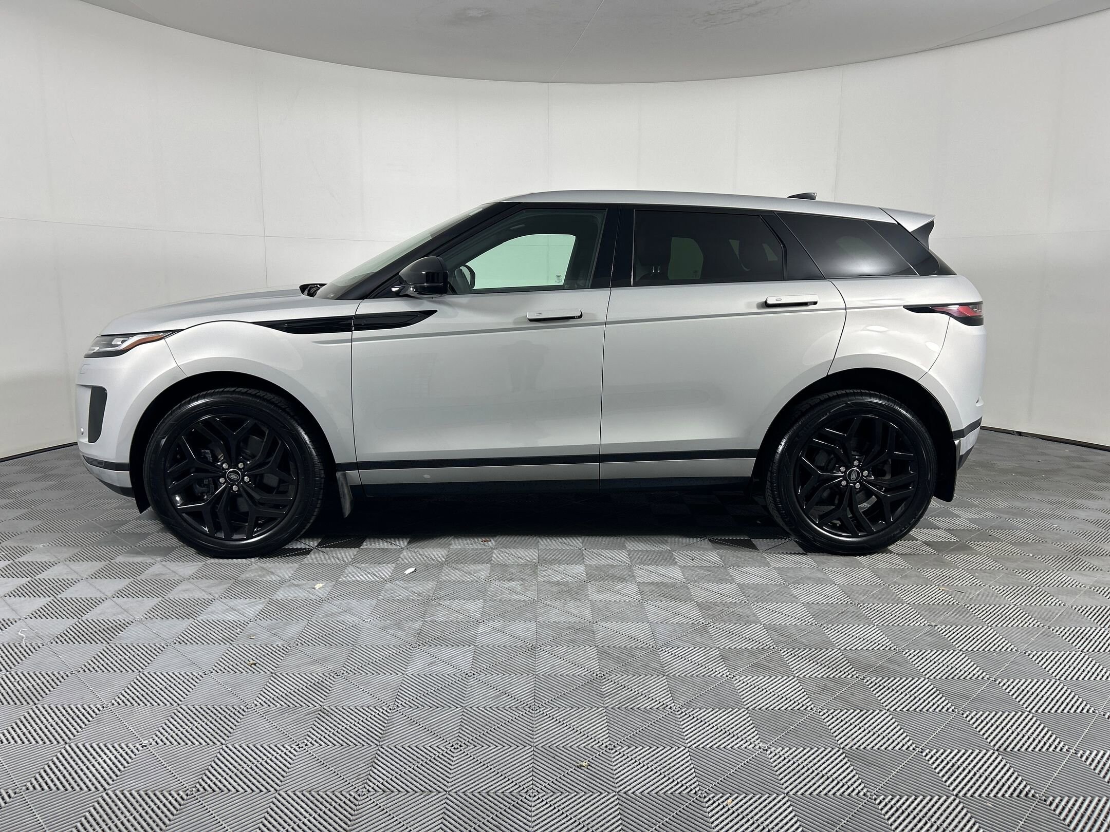 2023 Land Rover Range Rover Evoque SE photo 2