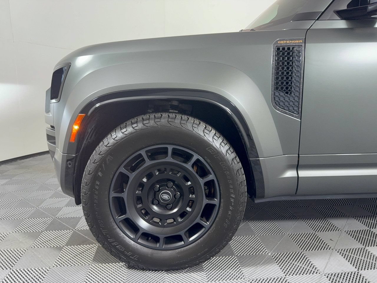 2025 Land Rover Defender Octa - Photo 12