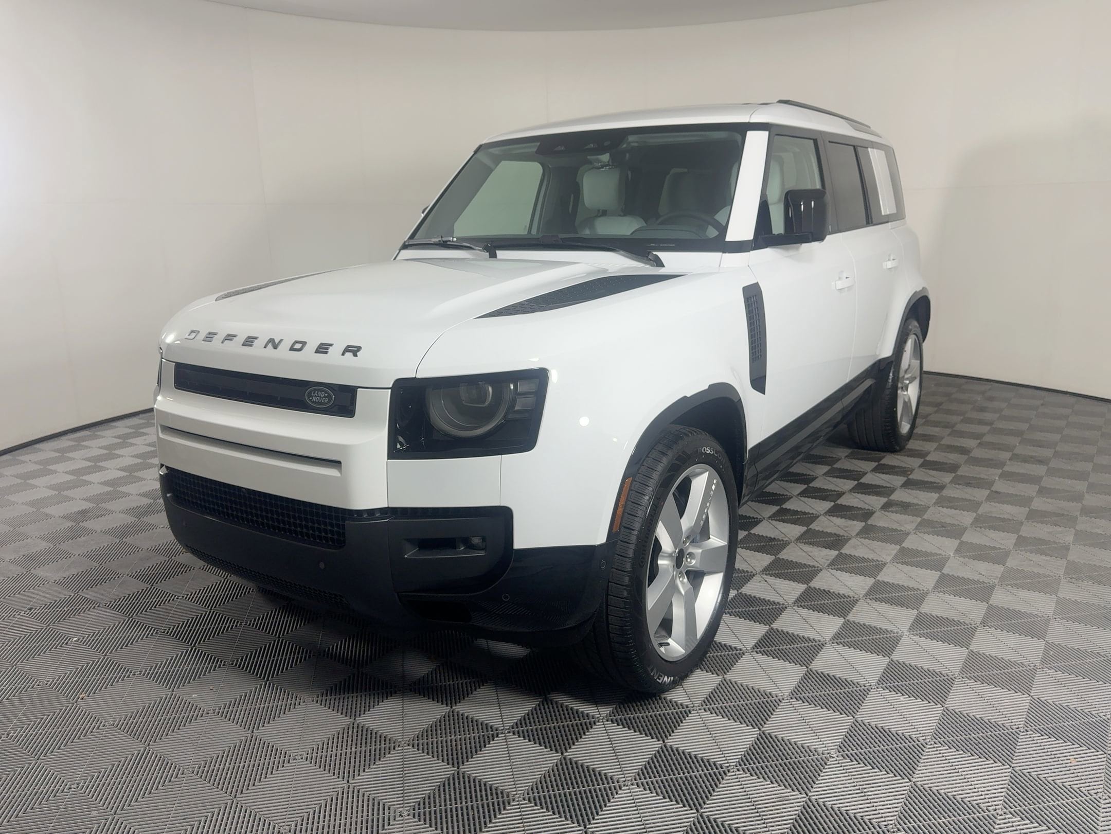 2026 Land Rover Defender X-Dynamic SE's photo