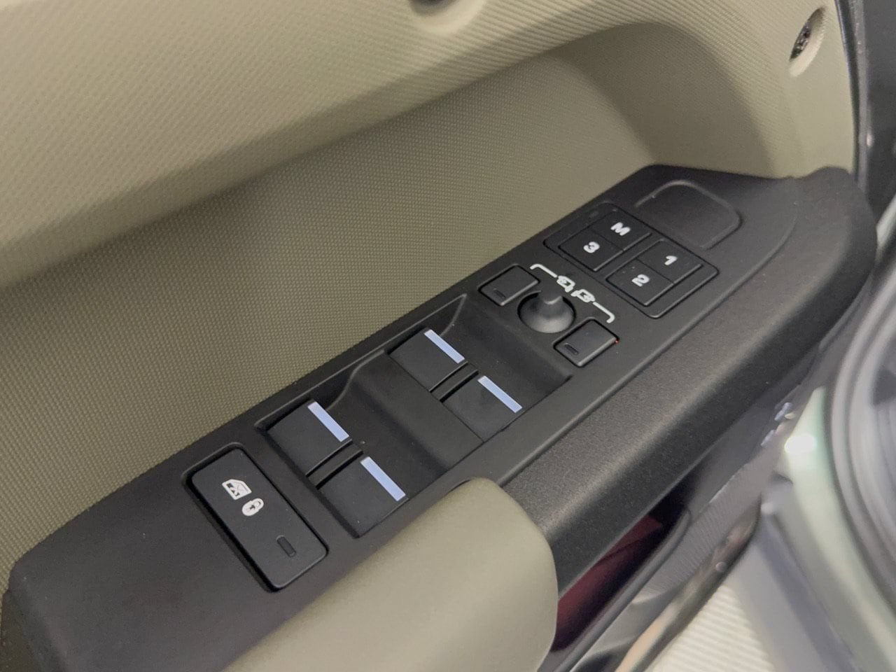 2025 Land Rover Defender Octa - Photo 14