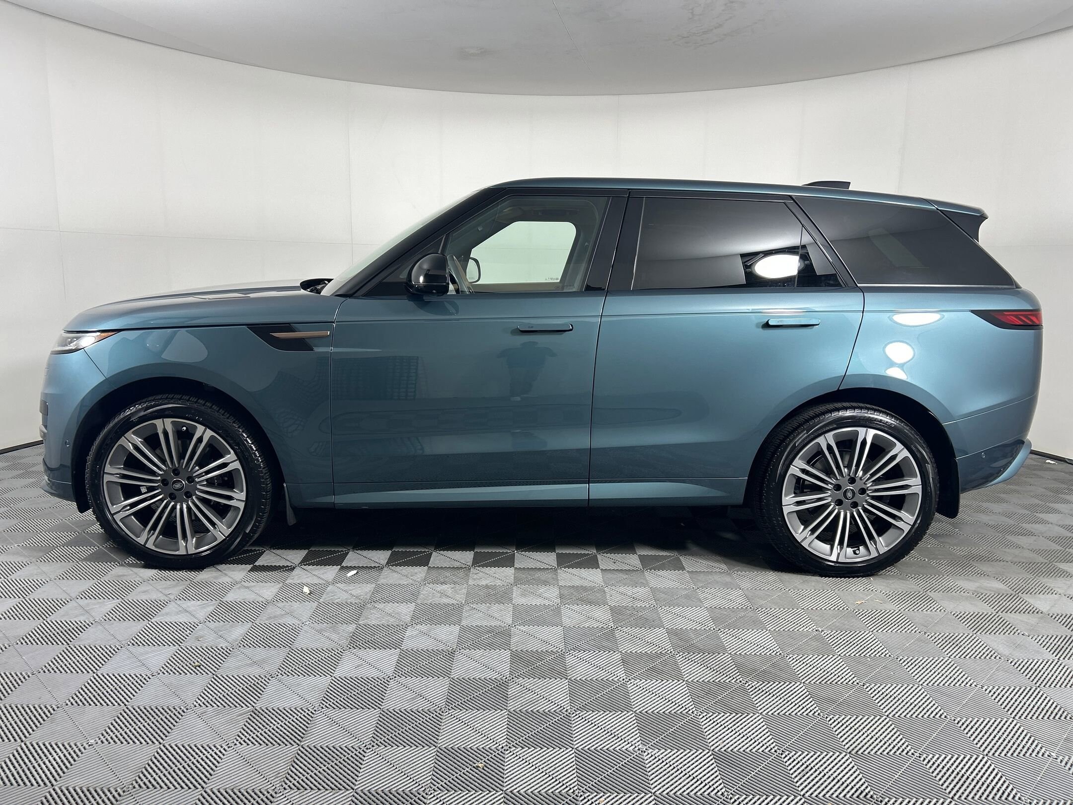 2024 Land Rover Range Rover Sport SE photo 2
