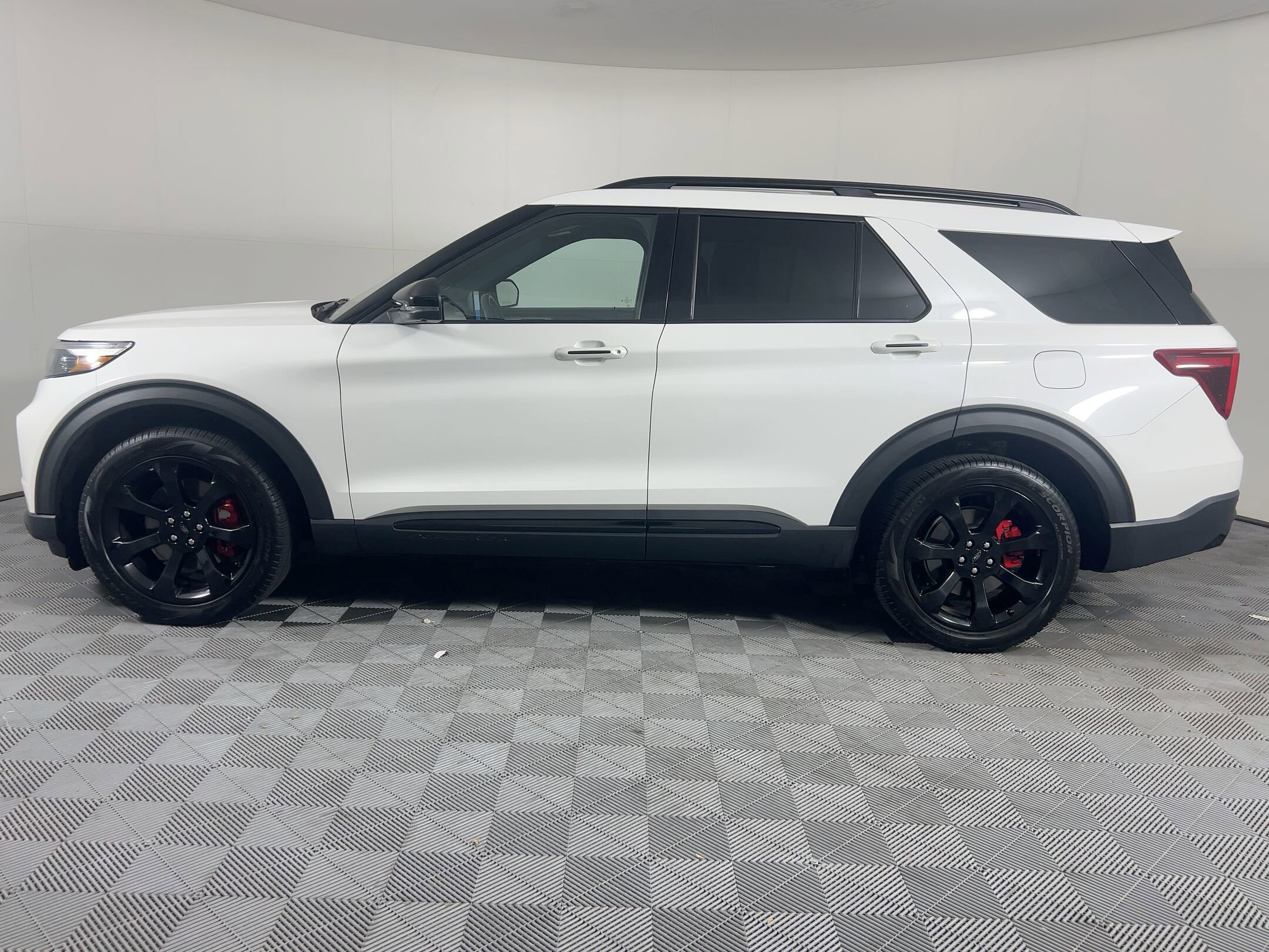 2023 Ford Explorer ST photo 2