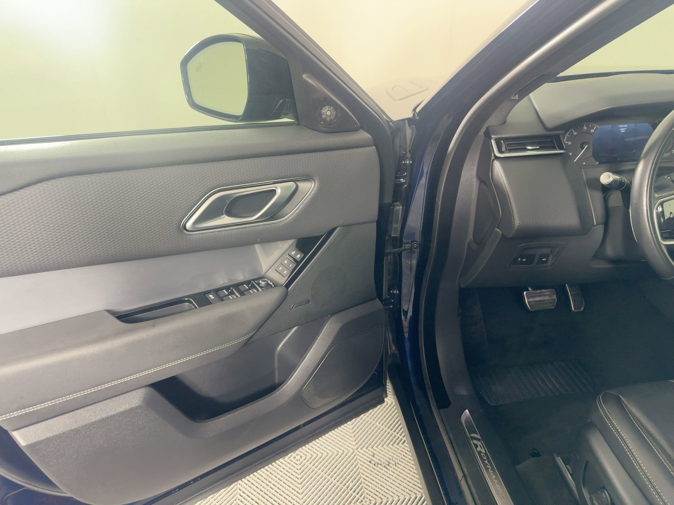 2022 Land Rover Range Rover Velar R-Dynamic S photo 4