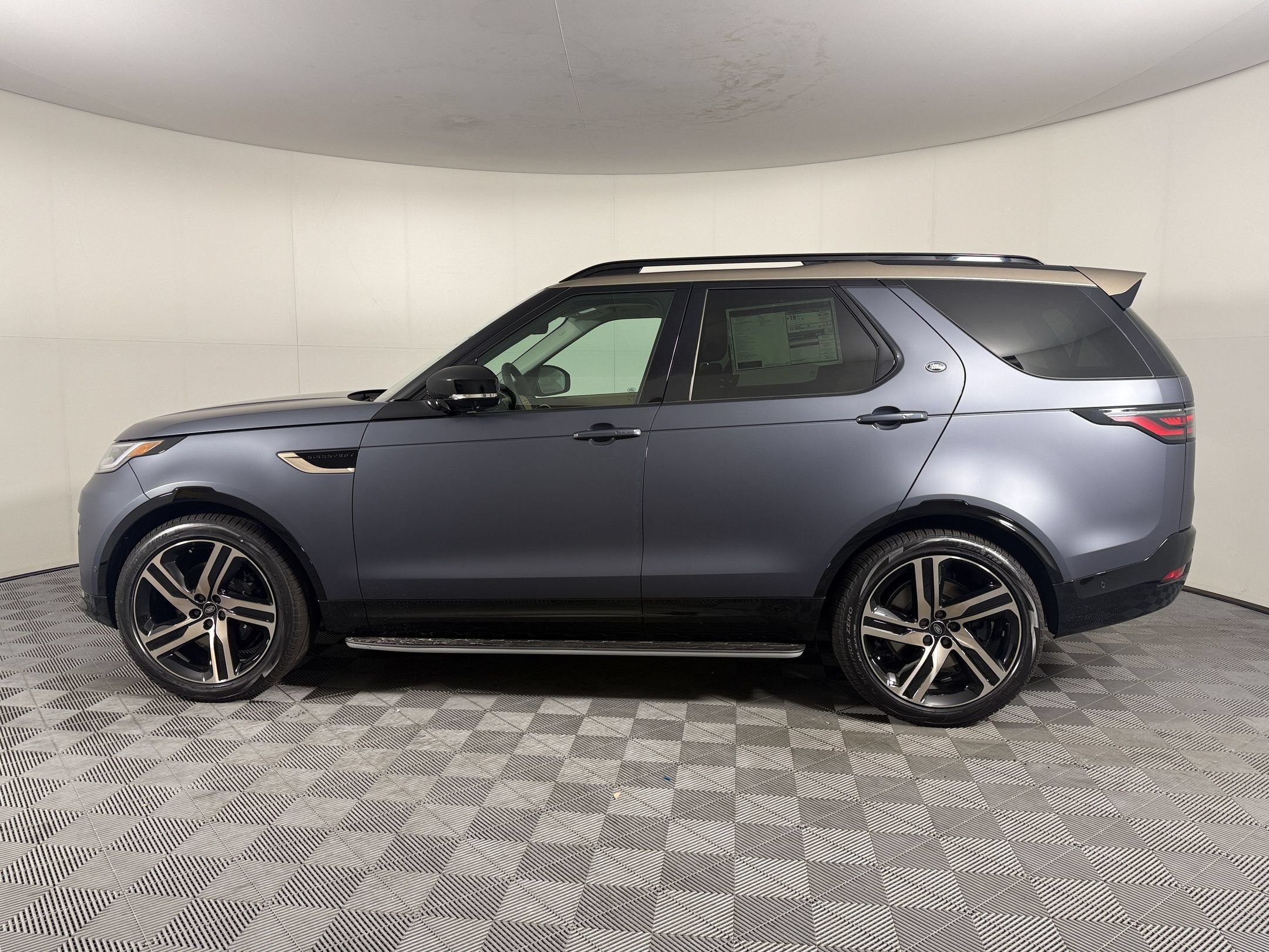 2026 Land Rover Discovery Gemini Edition SUV