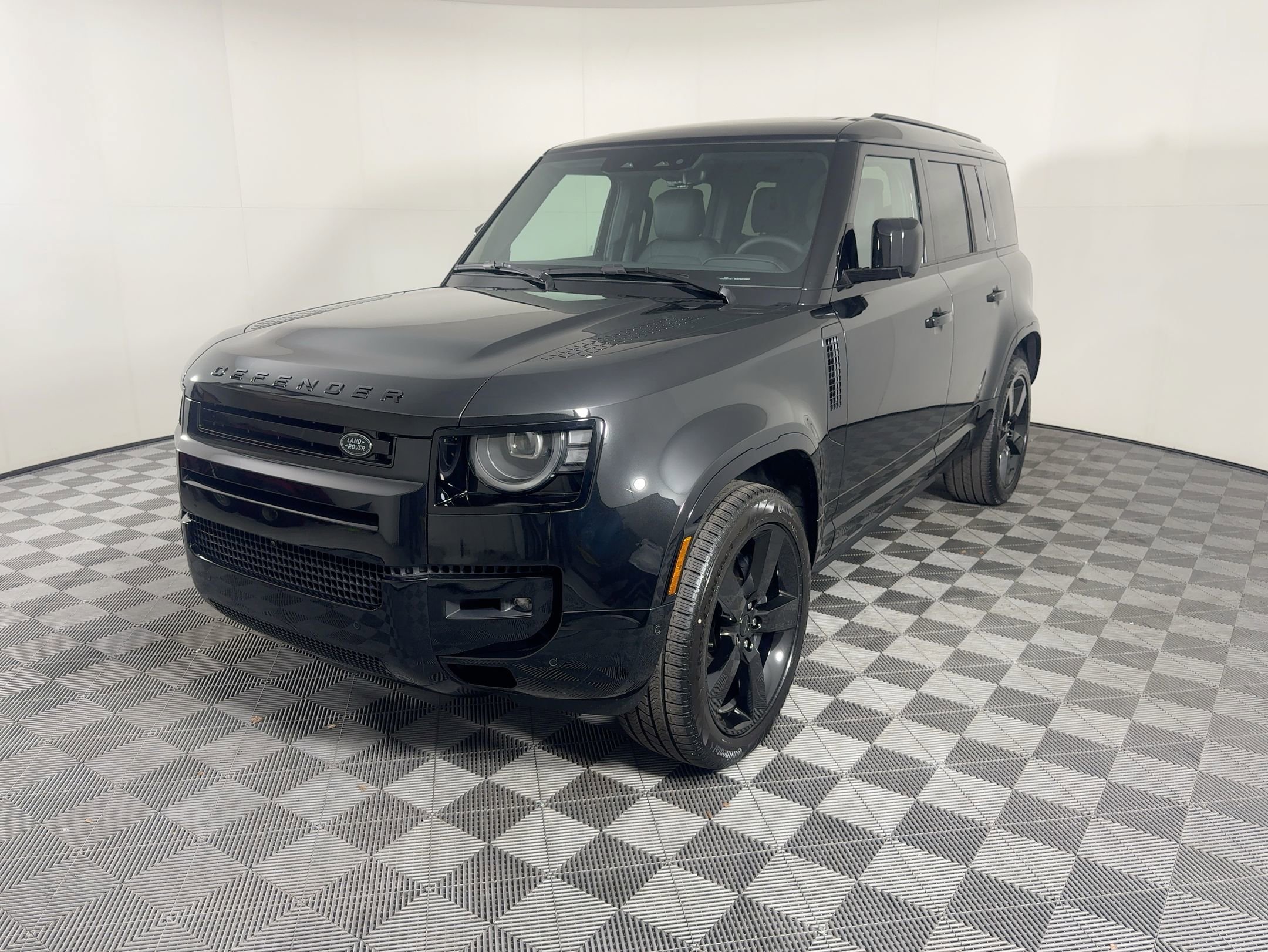 2026 Land Rover Defender X-Dynamic SE's photo