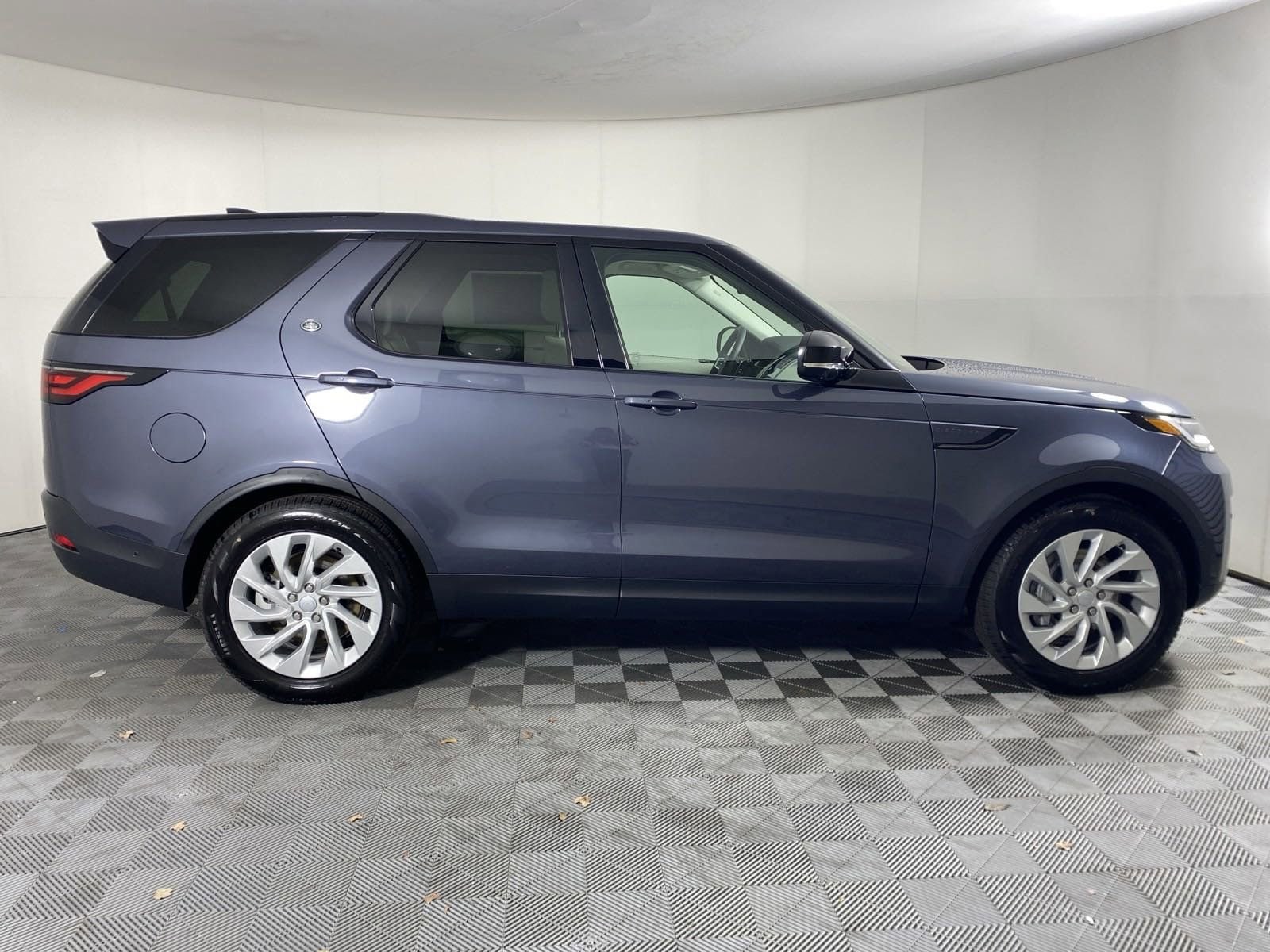 2025 Land Rover Discovery S SUV