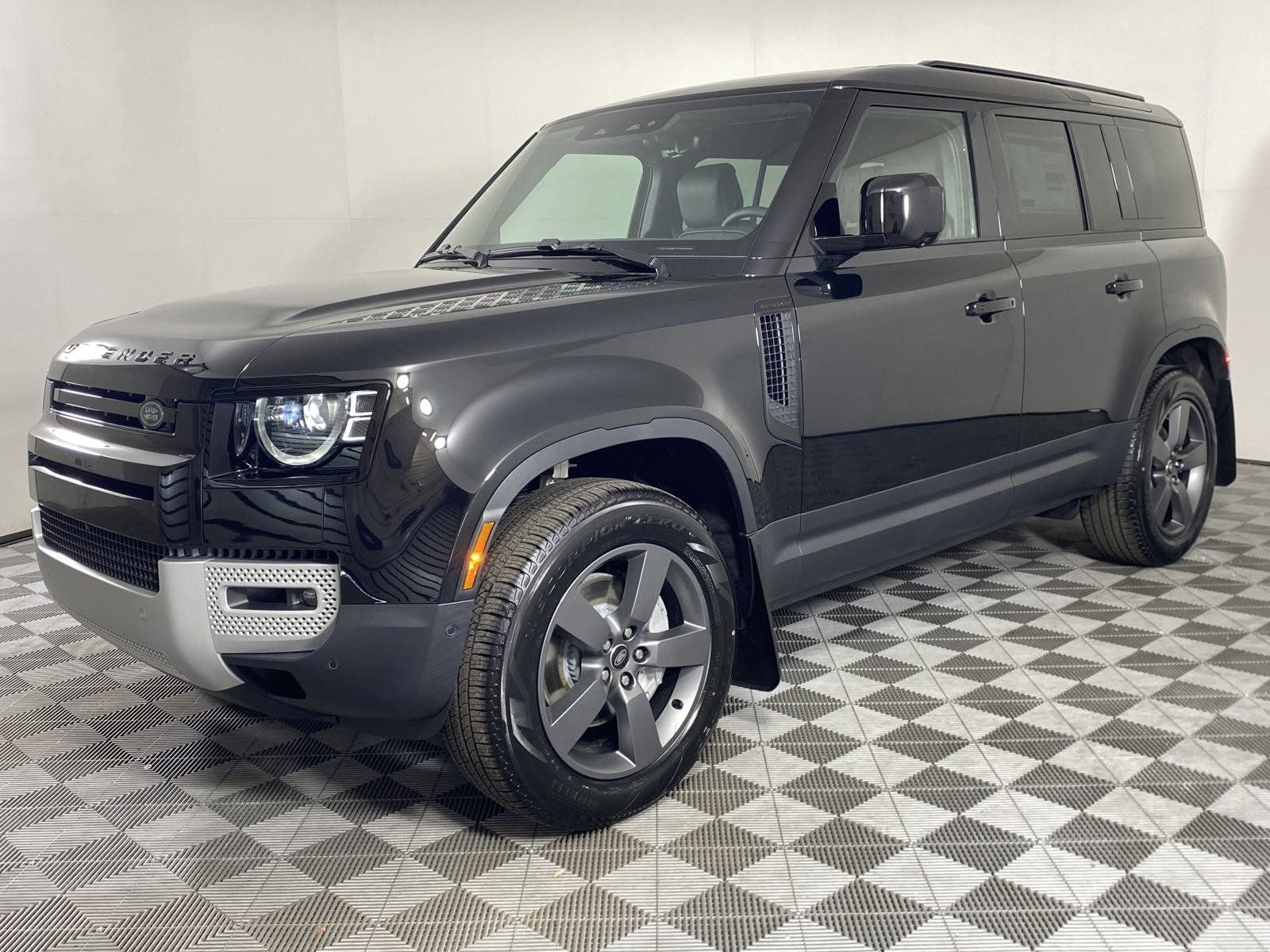 2025 Land Rover Defender S's photo