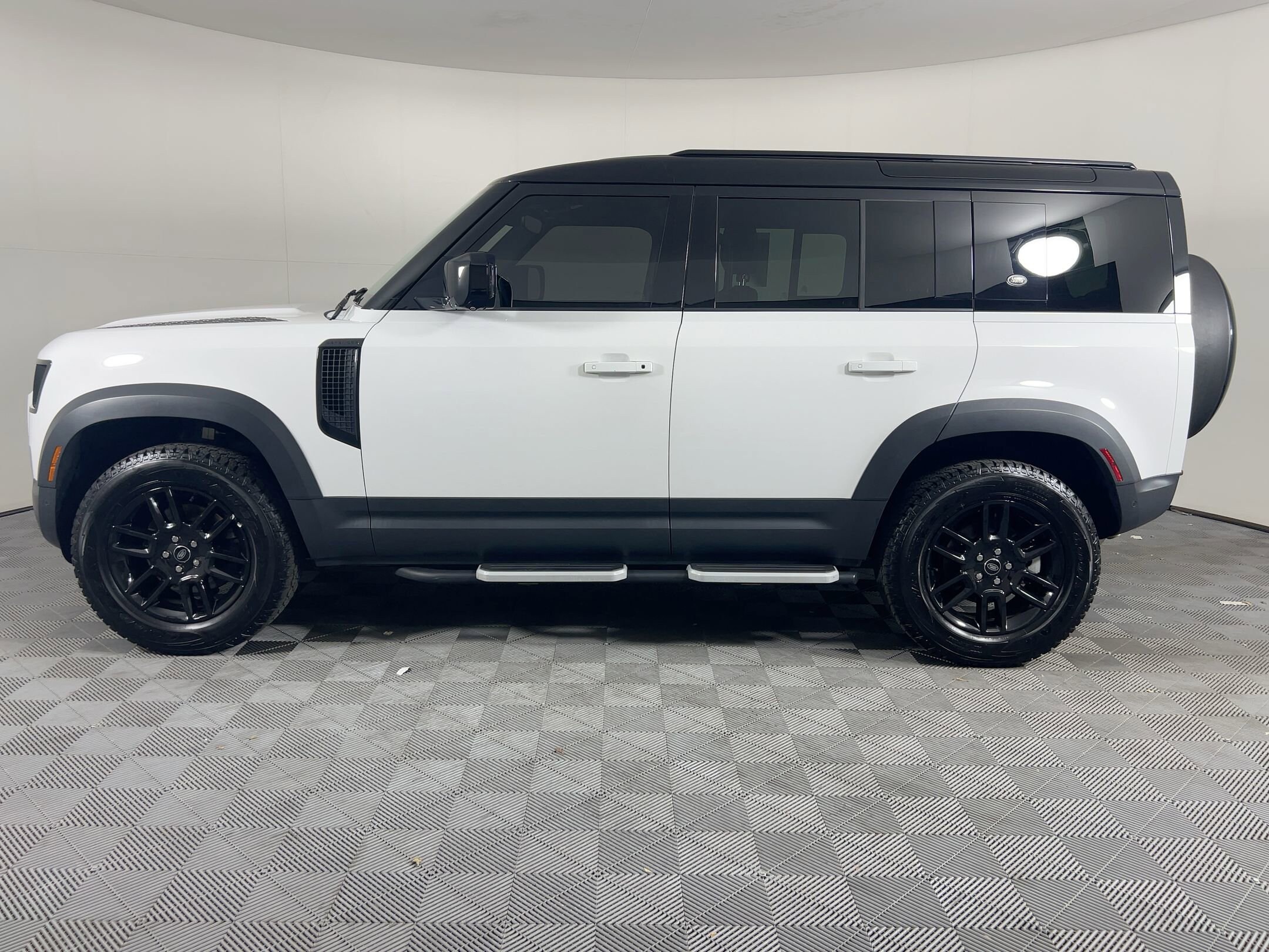 2023 Land Rover Defender S photo 2