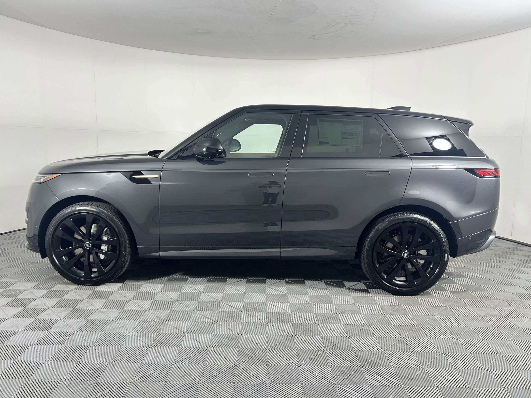 2025 Land Rover Range Rover Sport P400 Dynamic SE photo 2