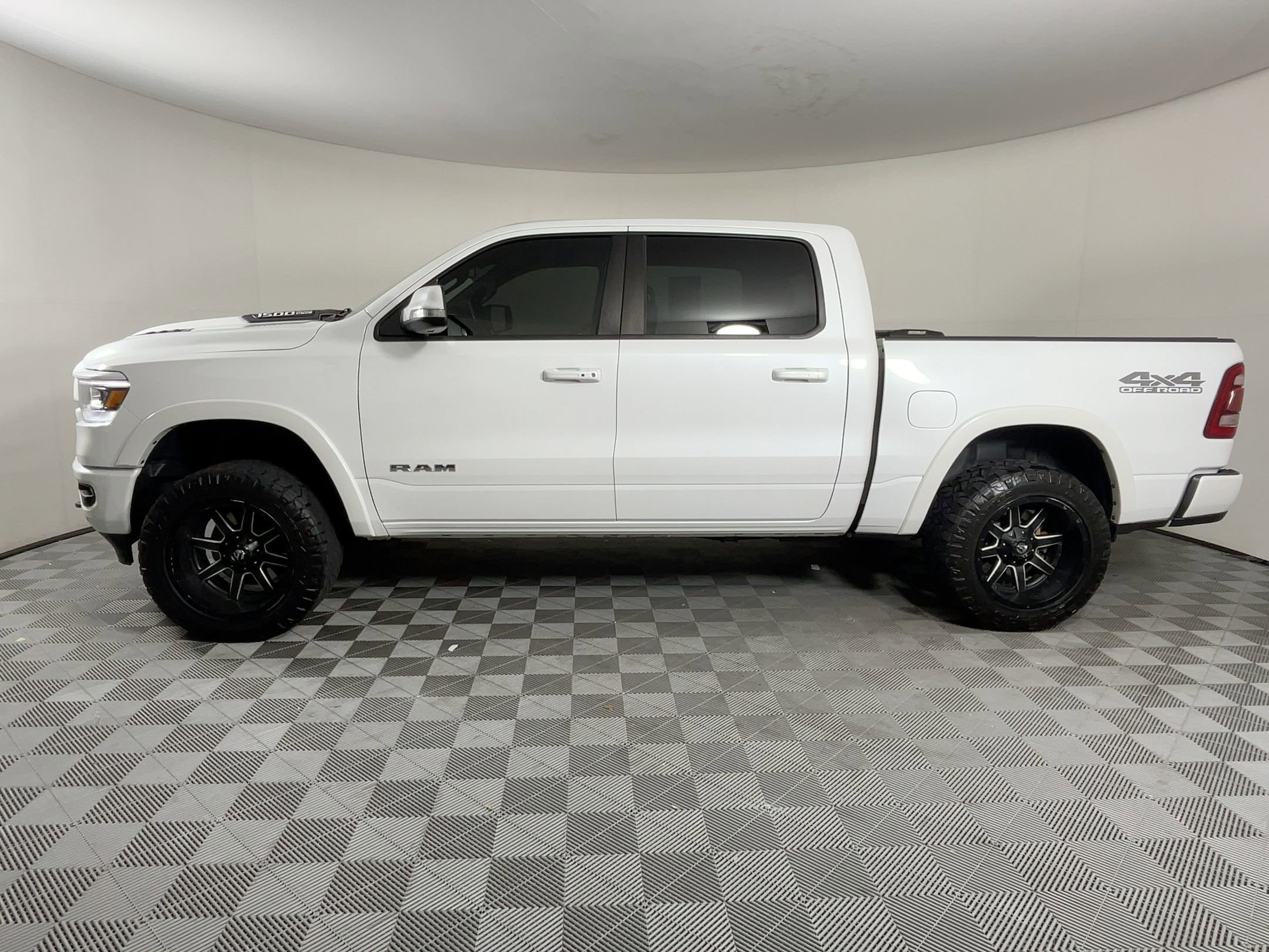 2019 Ram 1500 Laramie photo 2