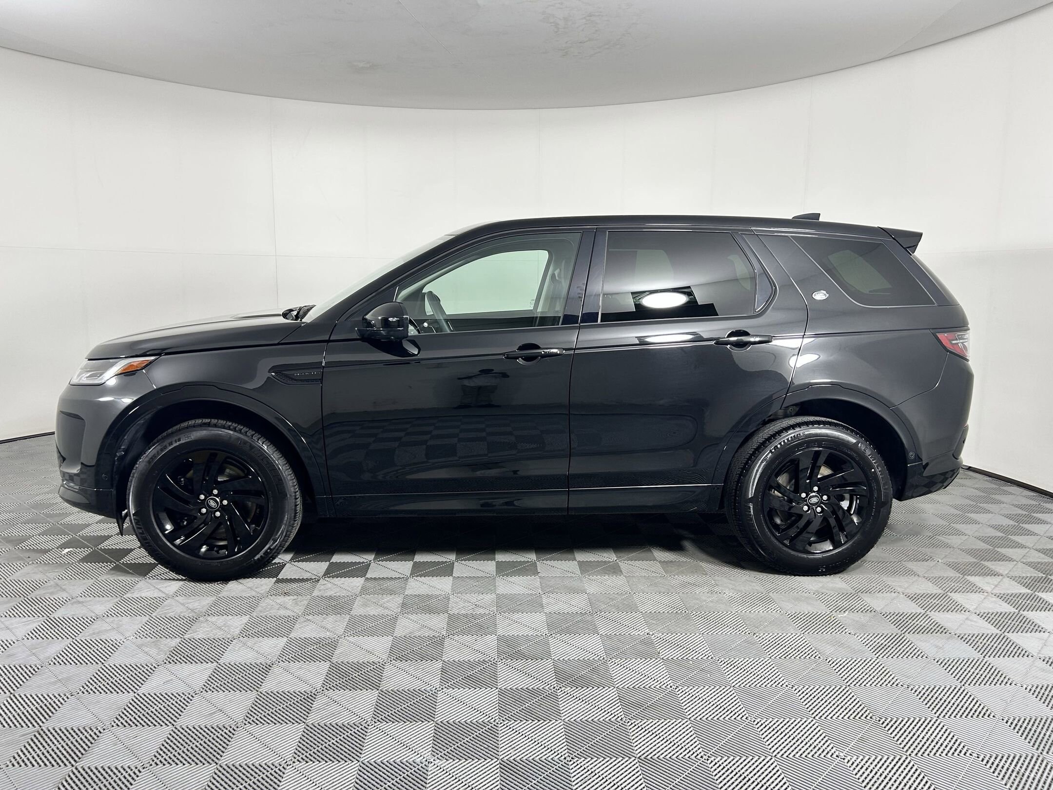 2025 Land Rover Discovery Sport S photo 2