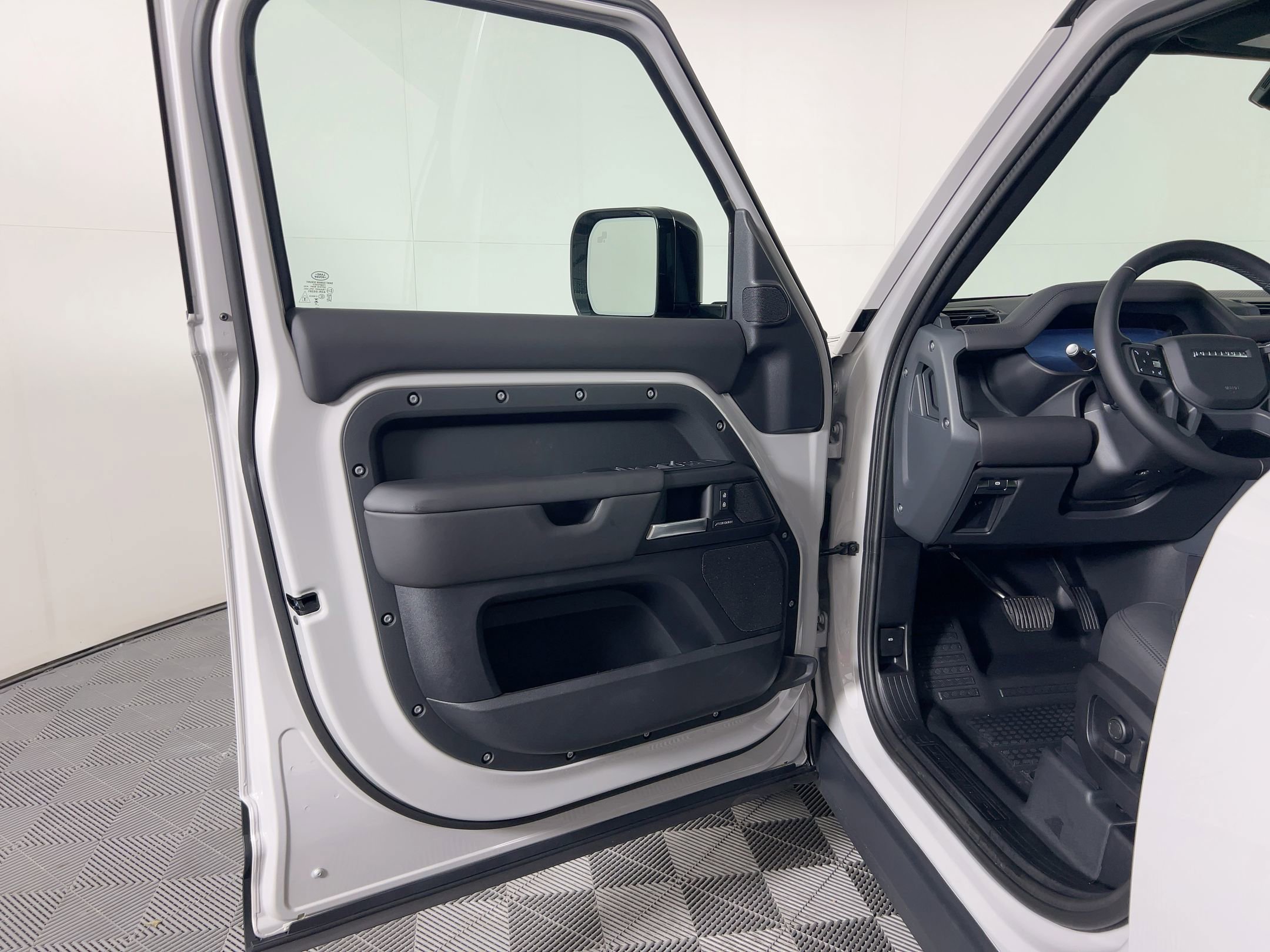 2026 Land Rover Defender 110 S photo 4