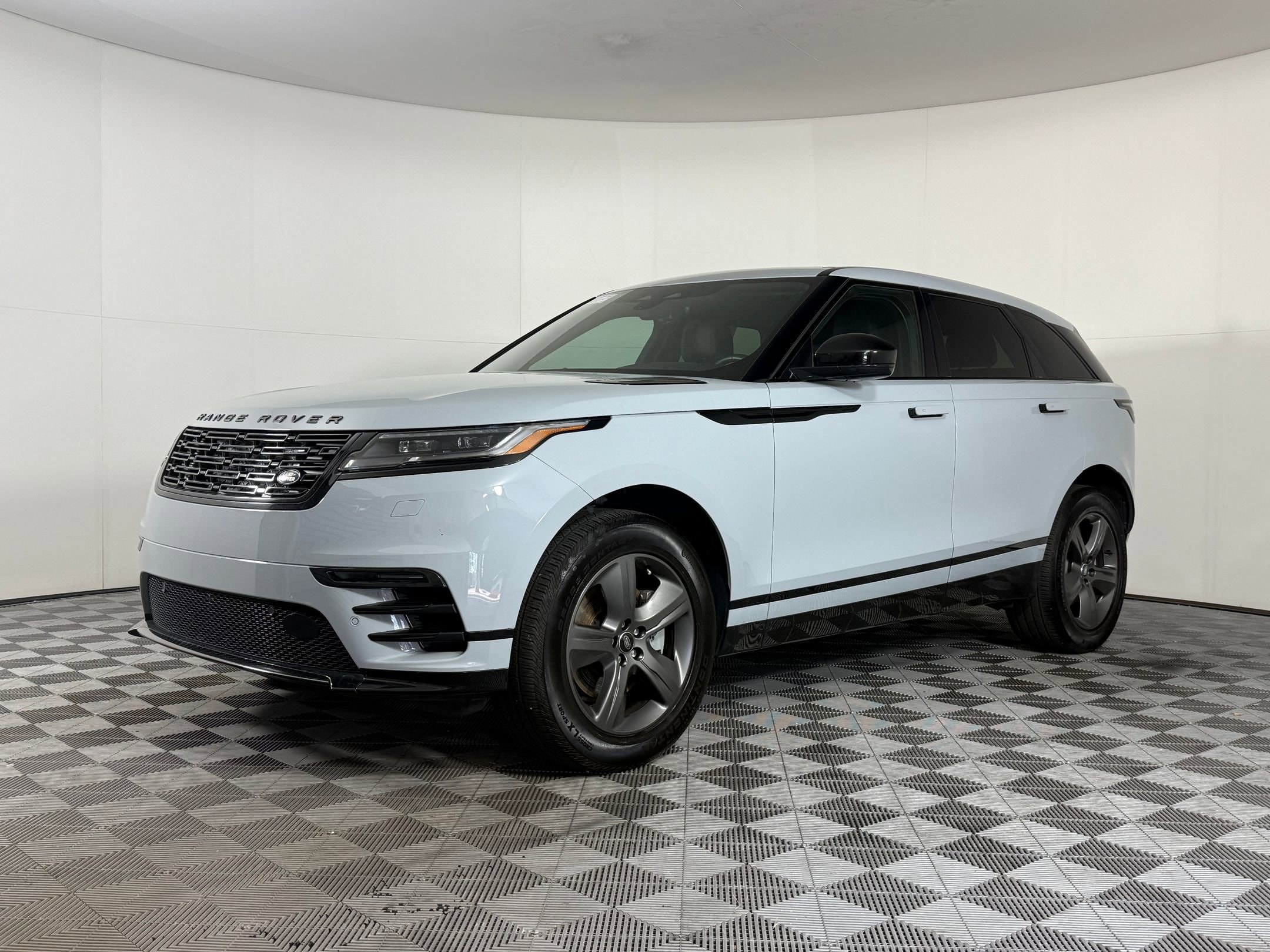 2025 Land Rover Range Rover Velar Dynamic SE