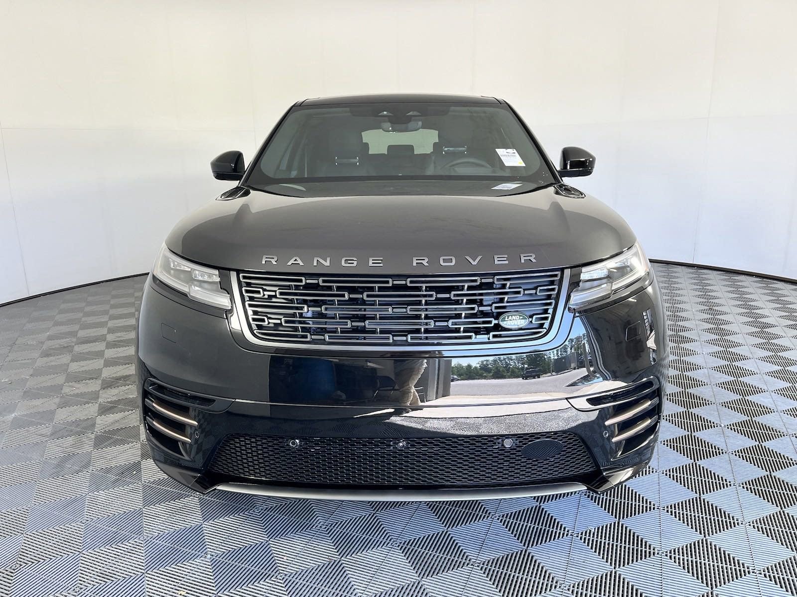 2025 Land Rover Range Rover Velar SE photo 3