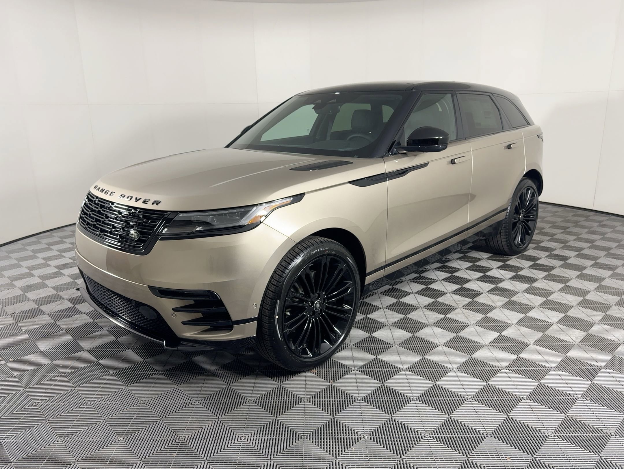 2026 Land Rover Range Rover Velar Dynamic SE