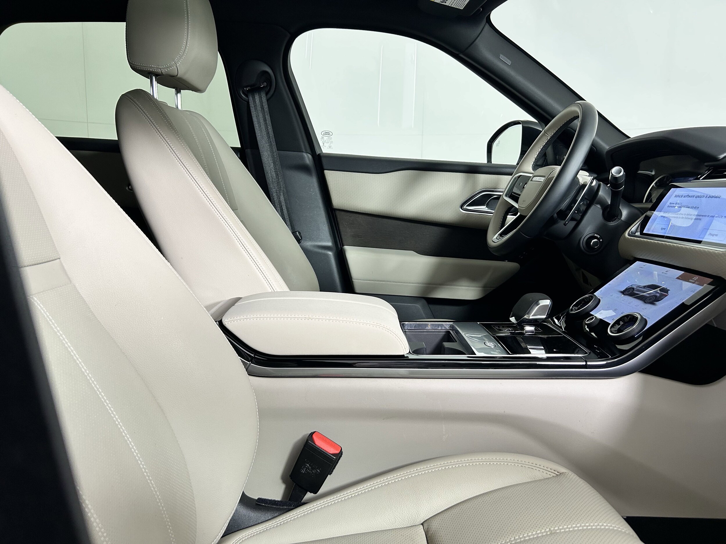 2022 Land Rover Range Rover Velar R-Dynamic S photo 3