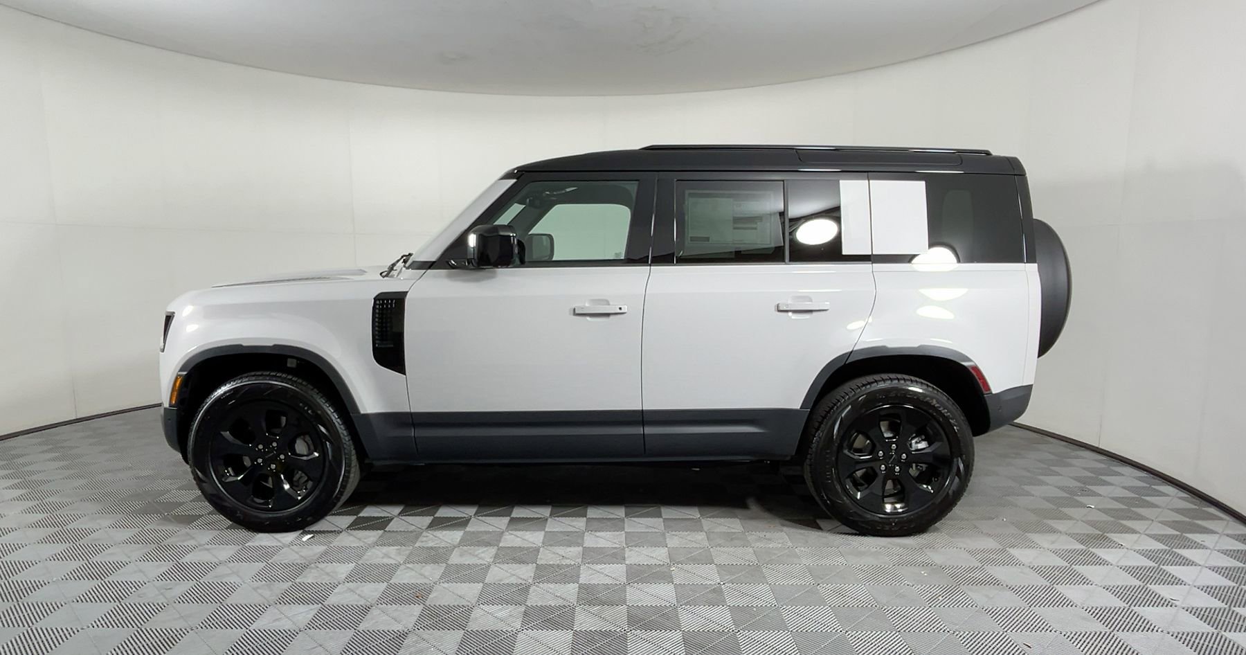 2026 Land Rover Defender 110 S photo 2