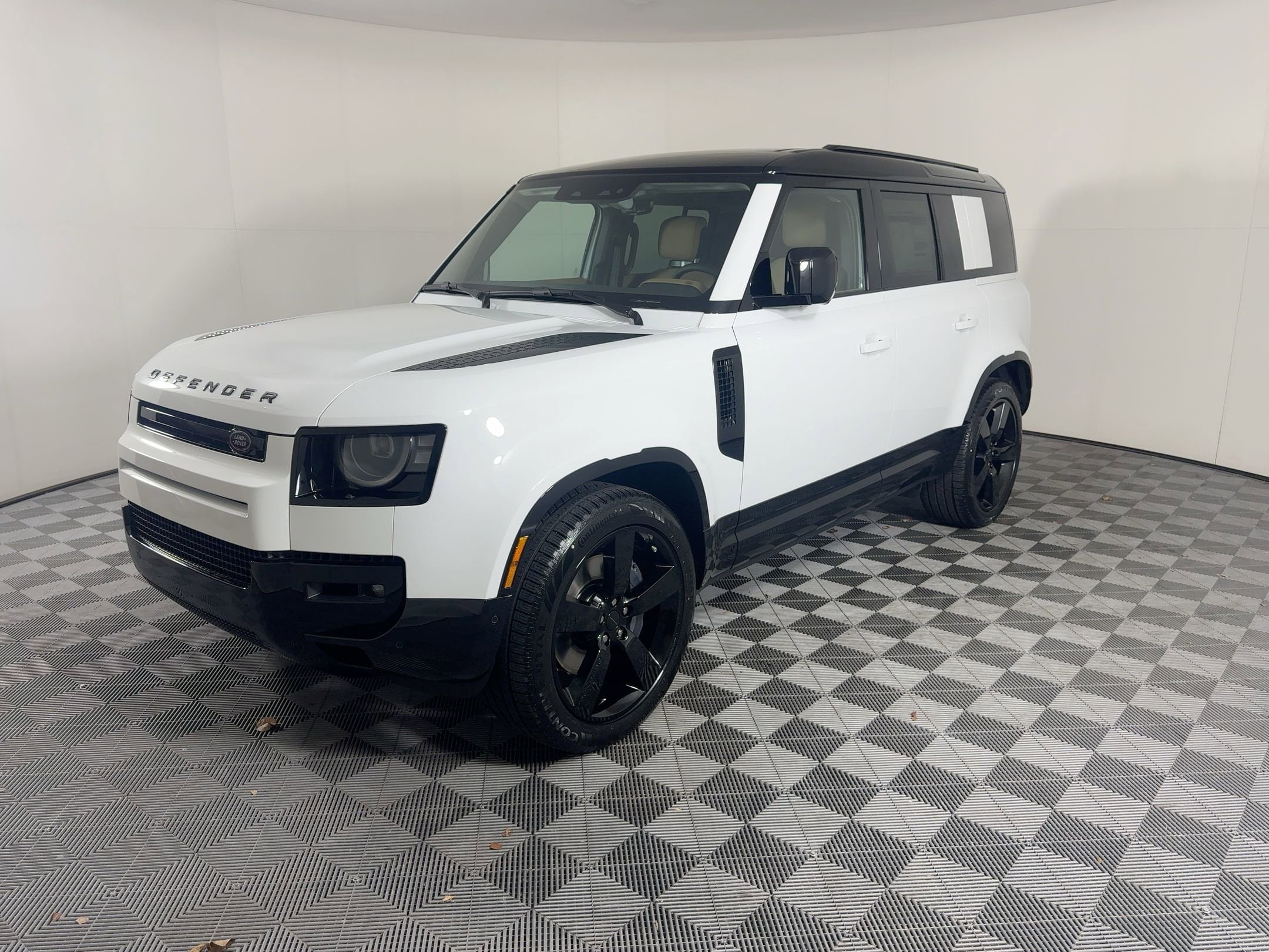 2026 Land Rover Defender X-Dynamic SE's photo