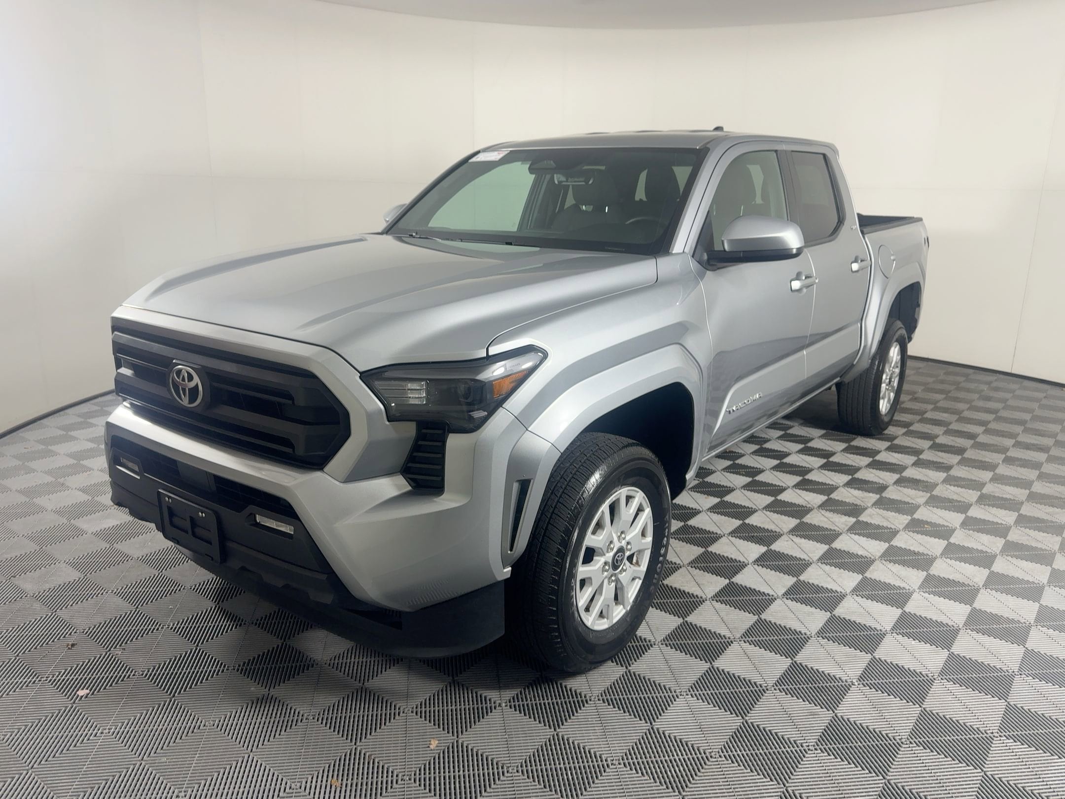 2024 Toyota Tacoma SR5's photo