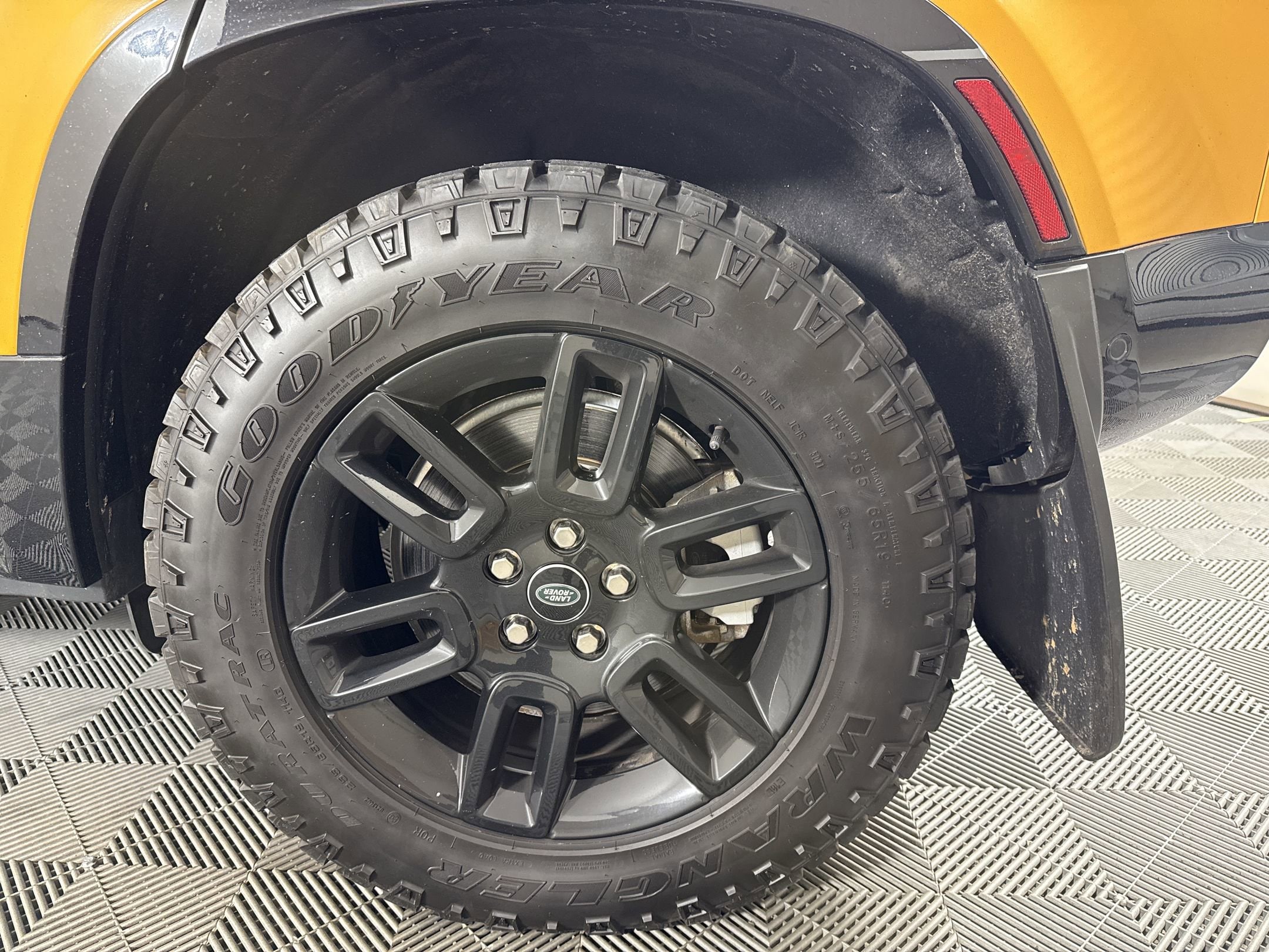 2022 Land Rover Defender X-Dynamic SE - Photo 13