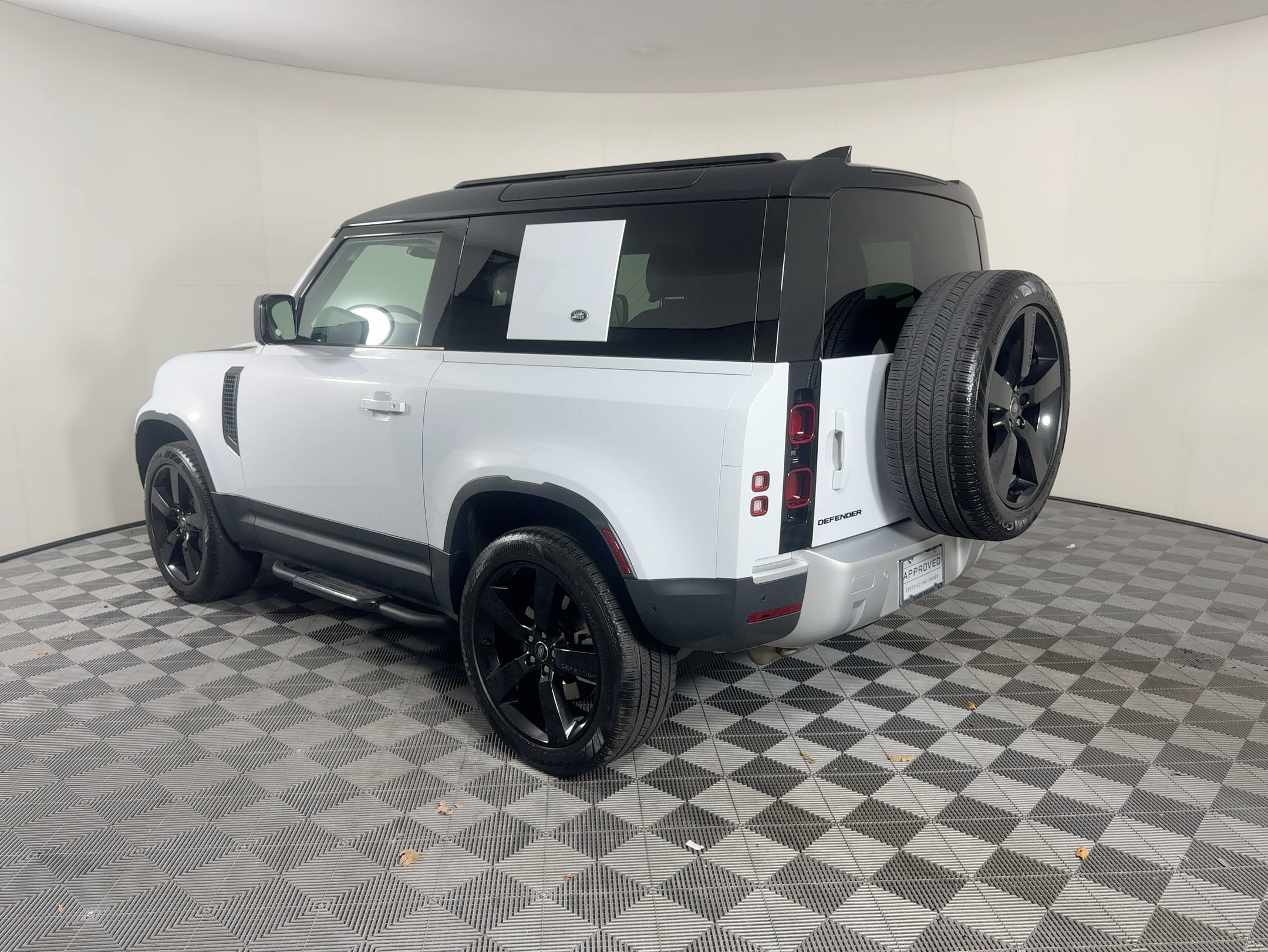 2023 Land Rover Defender 90 S photo 3