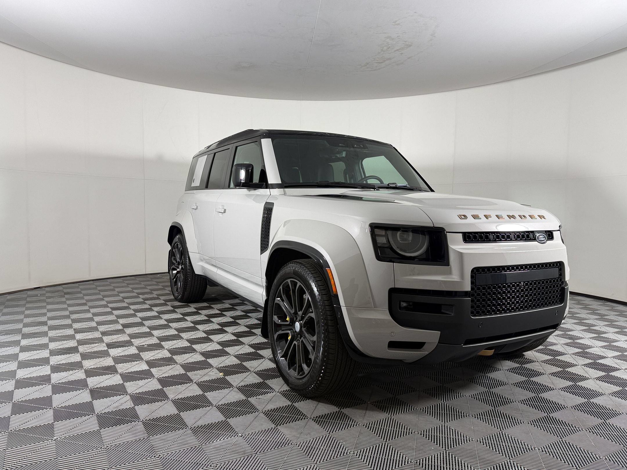 2026 Land Rover Defender OCTA - Photo 7
