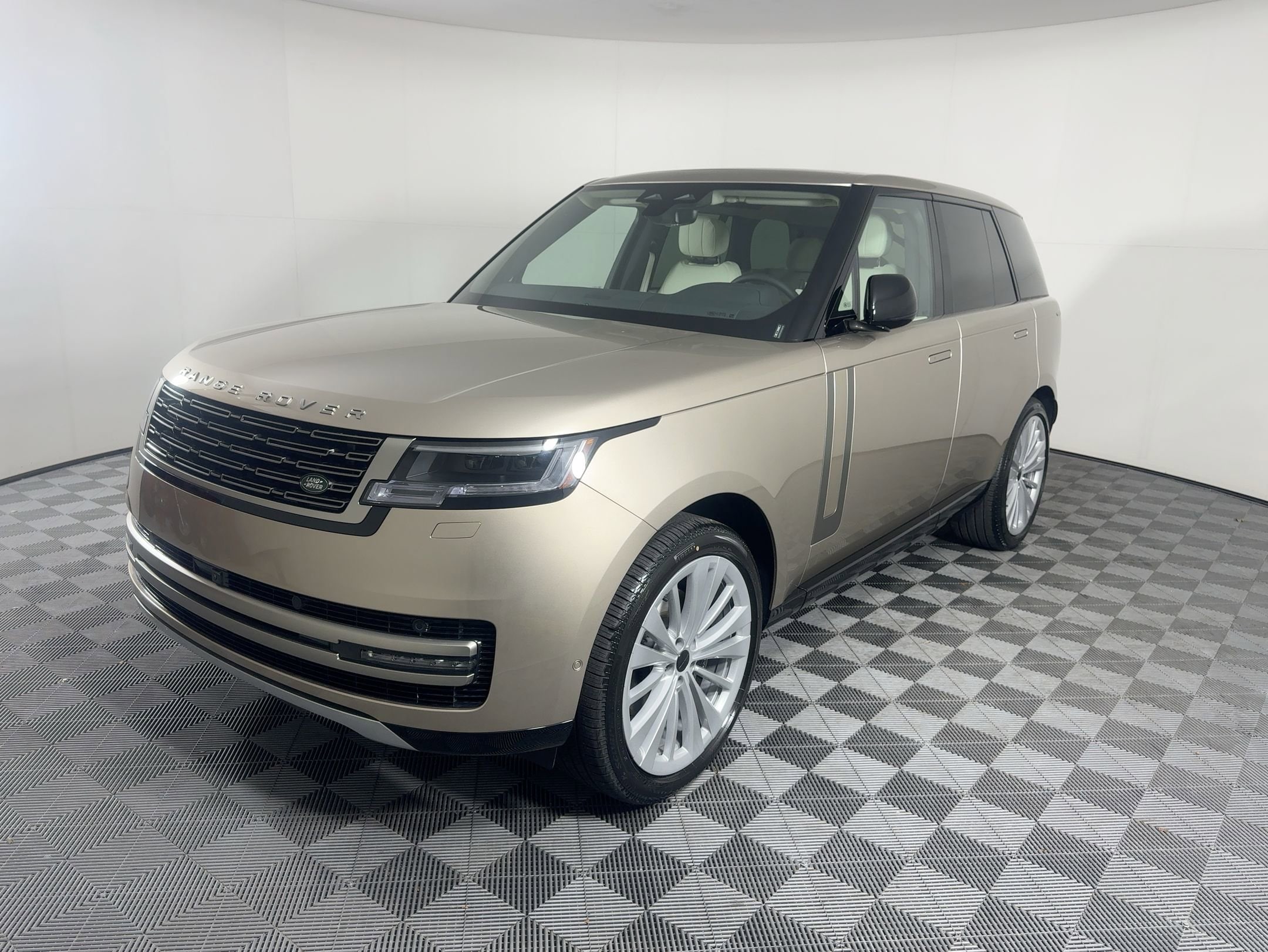 2026 Land Rover Range Rover SE's photo