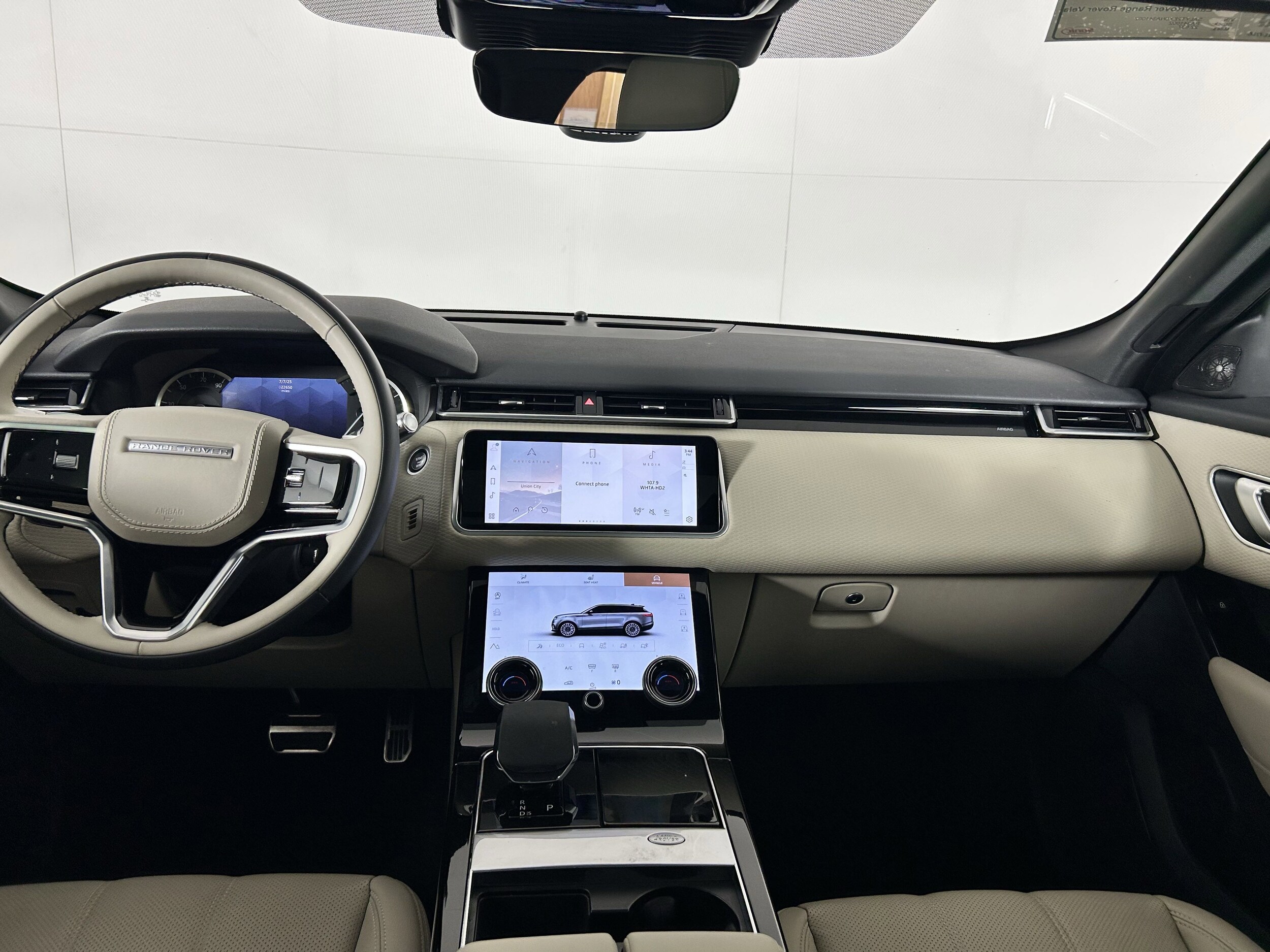 2022 Land Rover Range Rover Velar R-Dynamic S photo 4