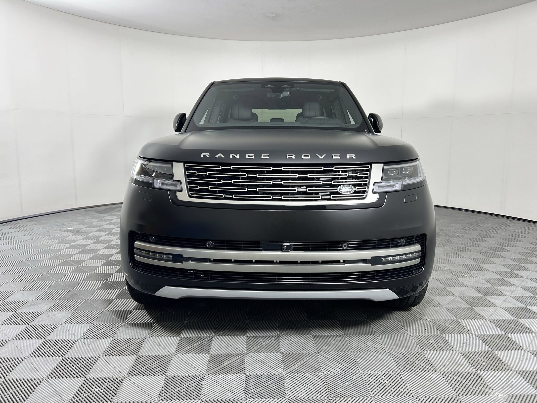 2025 Land Rover Range Rover SE photo 4