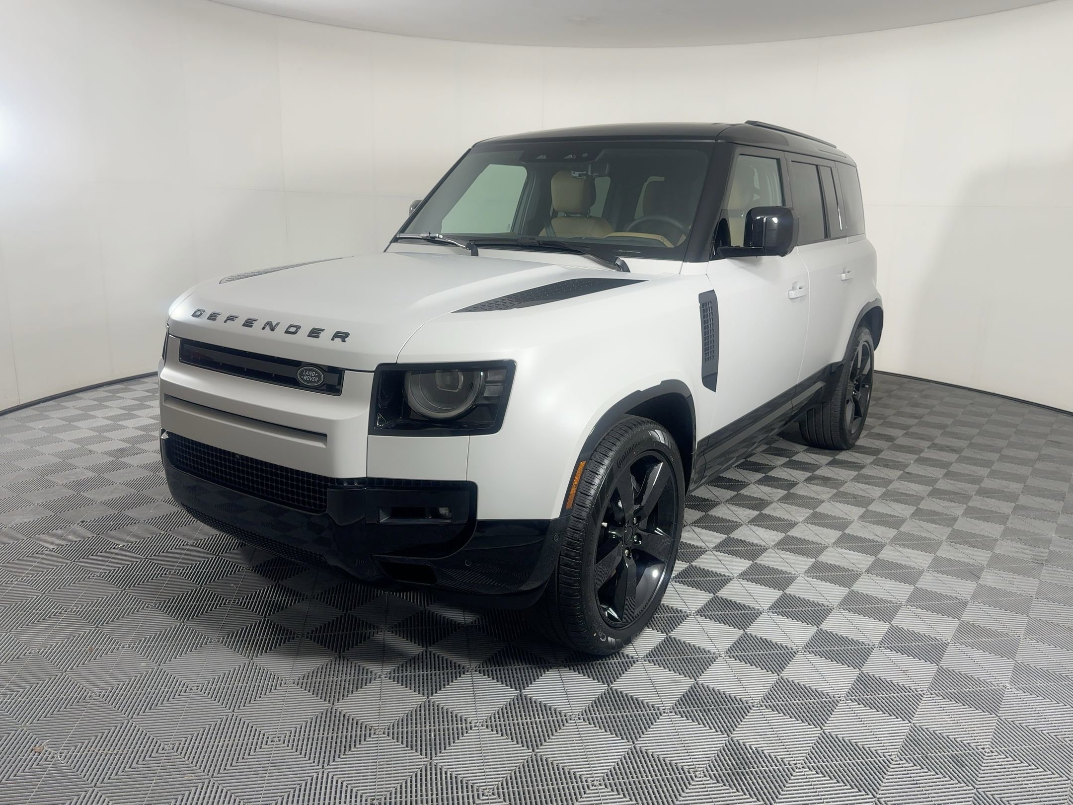 2026 Land Rover Defender X-Dynamic SE's photo