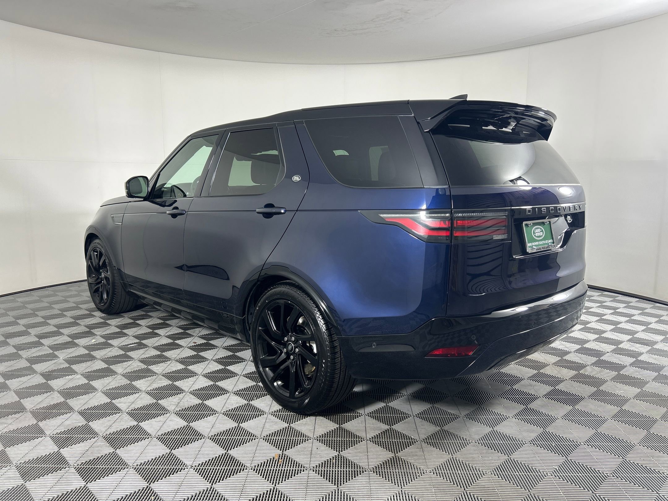 2023 Land Rover Discovery S R-Dynamic photo 2