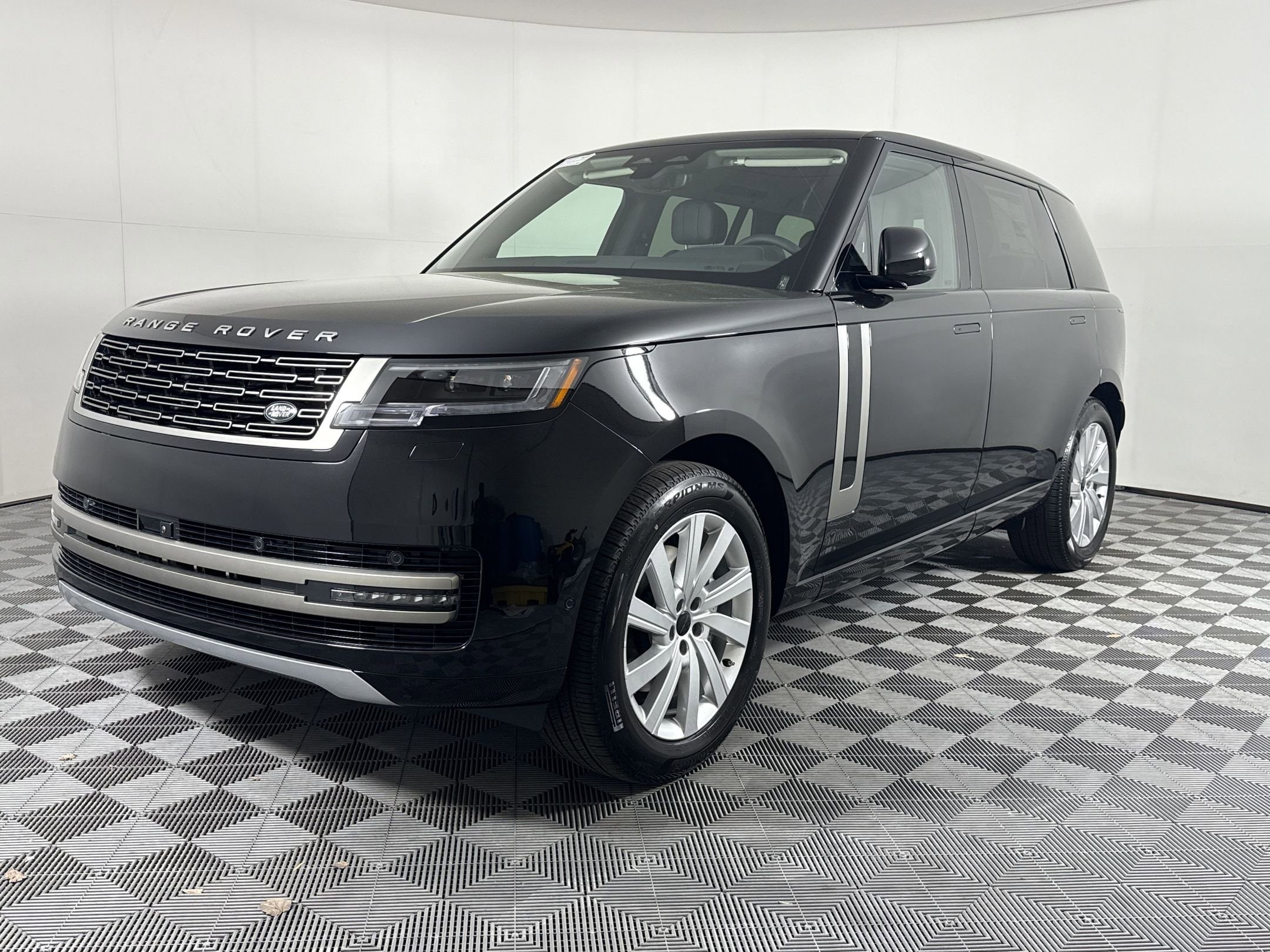 2026 Land Rover Range Rover 3.0 SE LWB 7's photo