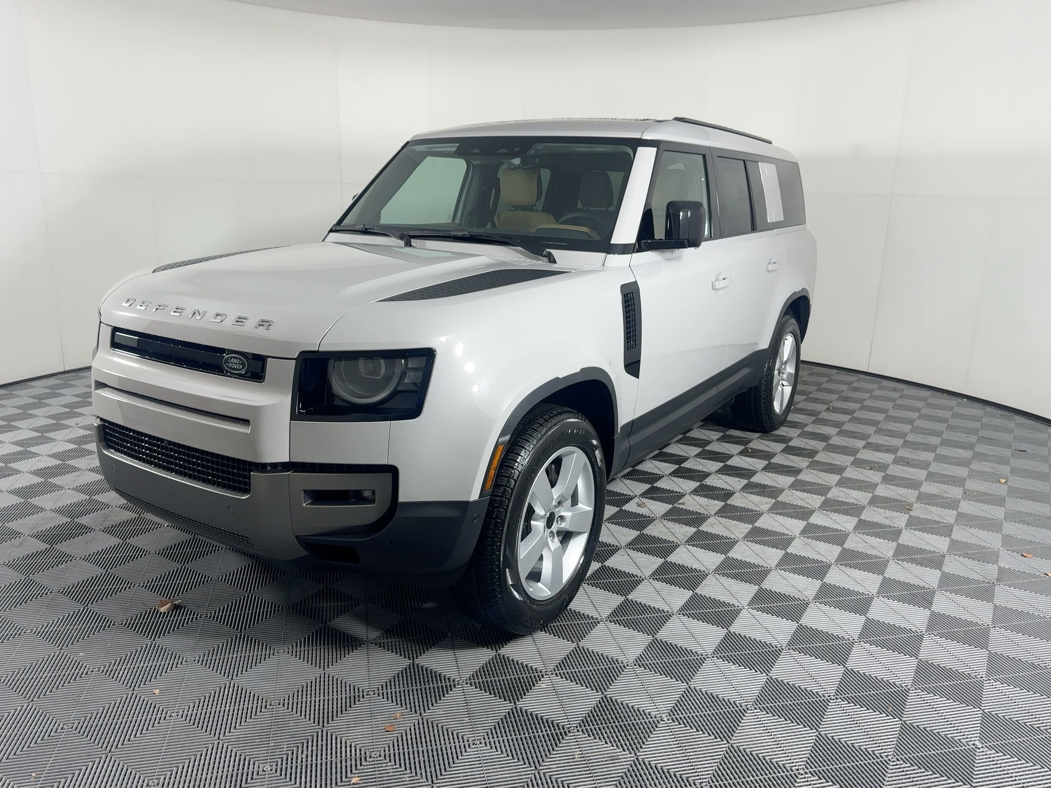 2026 Land Rover Defender S's photo