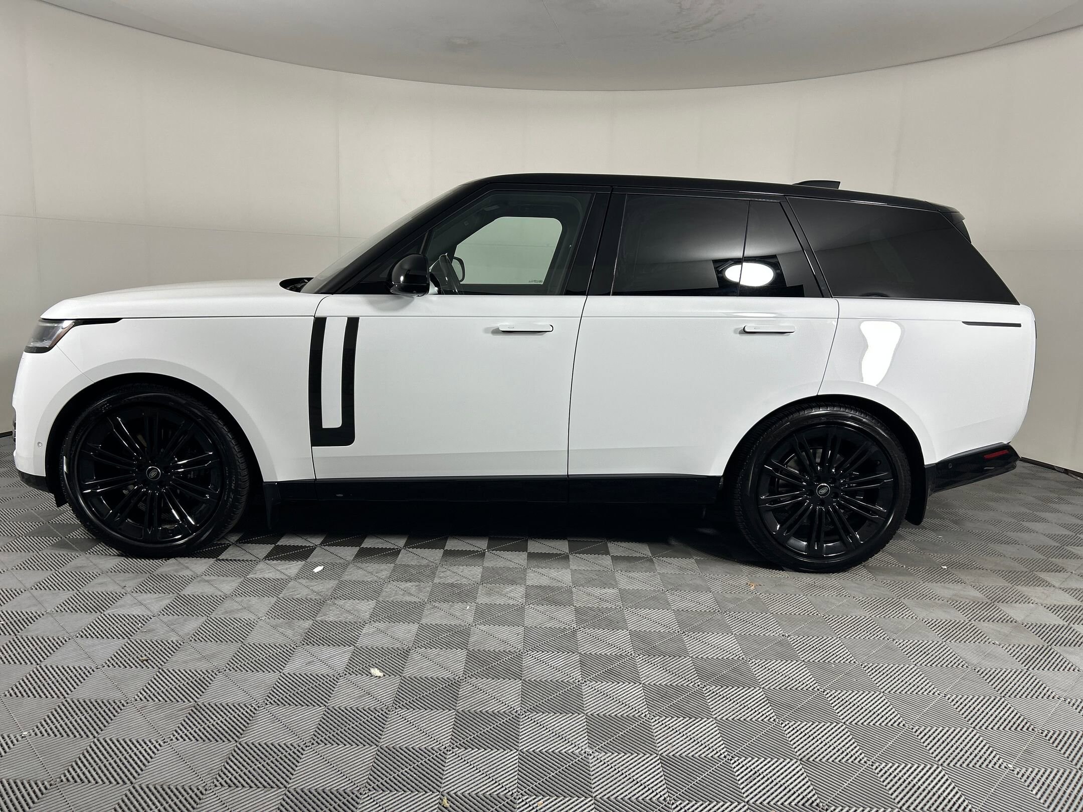 2023 Land Rover Range Rover SE photo 2