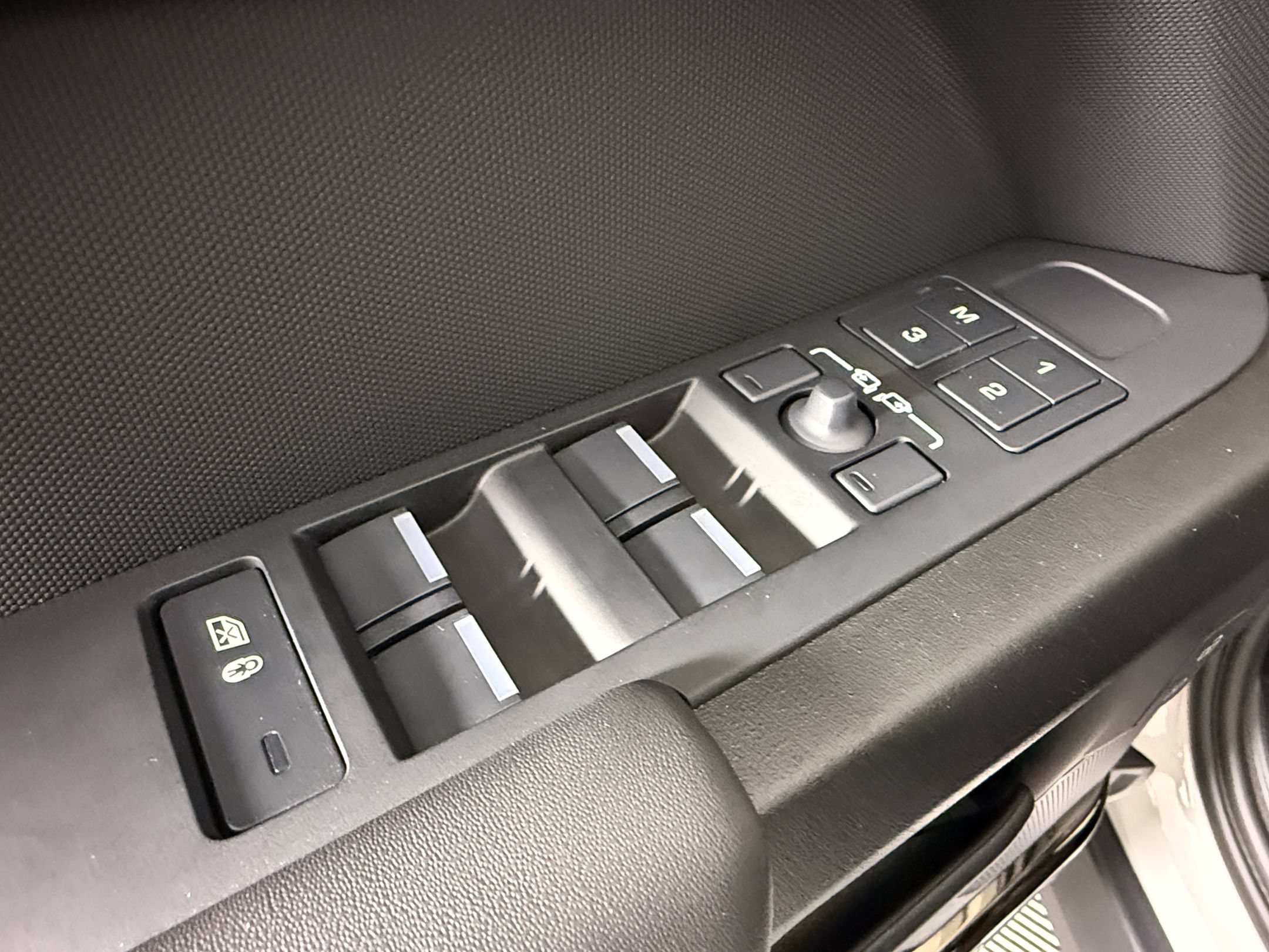 2026 Land Rover Defender OCTA - Photo 14