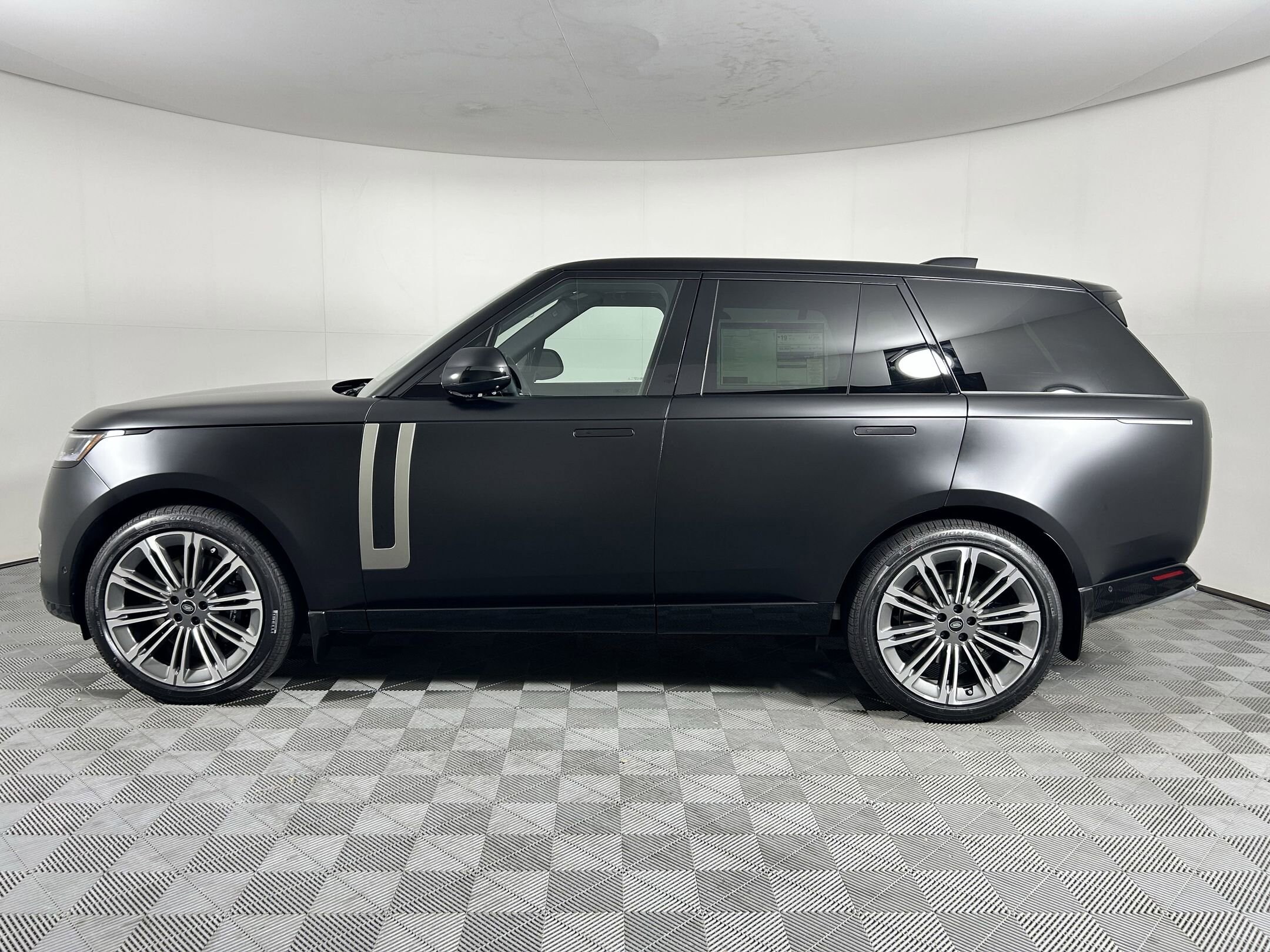 2025 Land Rover Range Rover SE photo 2
