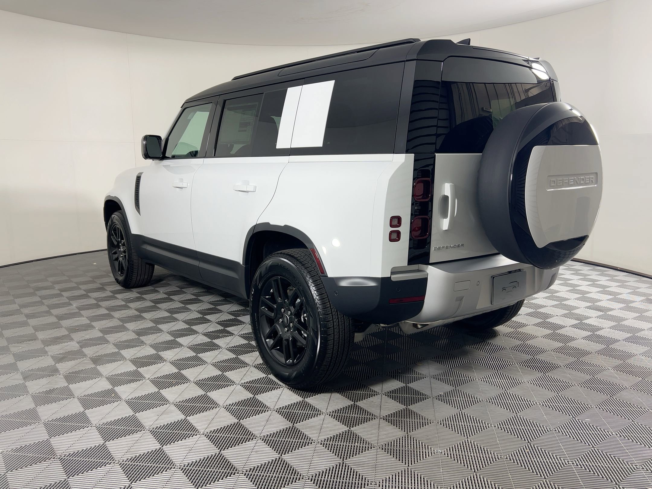 2025 Land Rover Defender 110 S photo 2