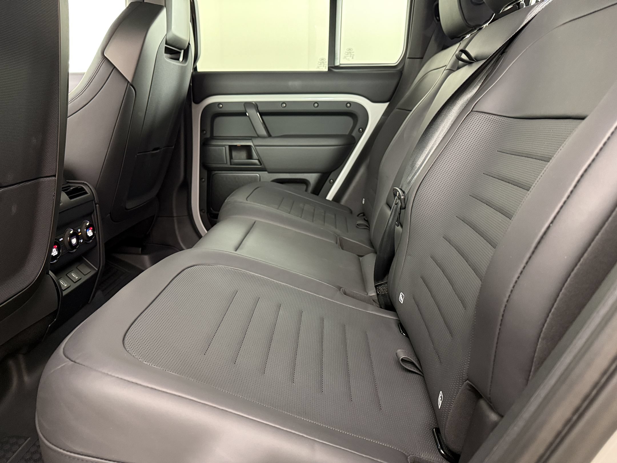 2026 Land Rover Defender OCTA - Photo 31